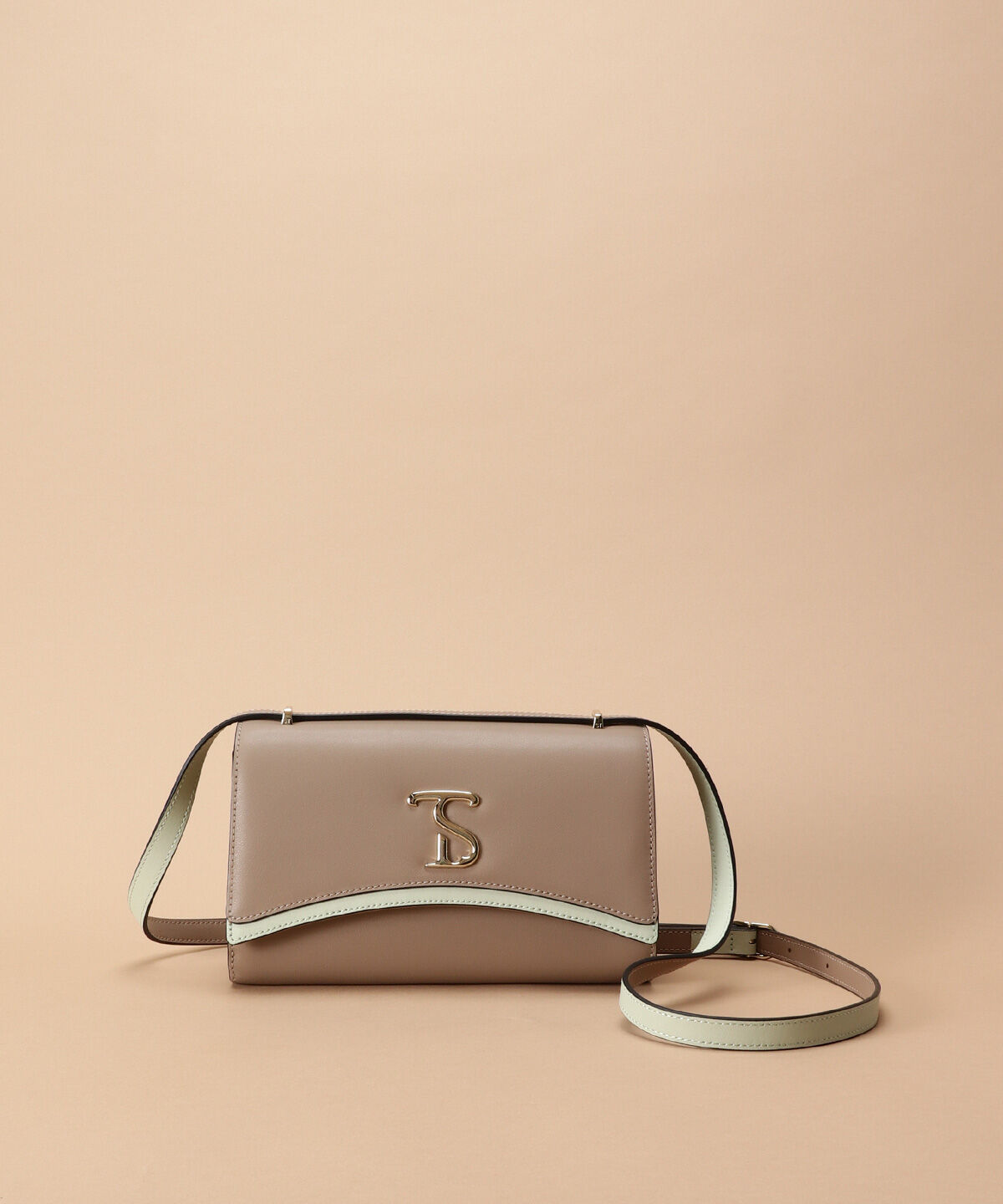 Samantha Thavasa「[日韓共同企画]メタルロゴスプリットレザーショルダーバッグ」|ショルダー・メッセンジャー|グレージュ