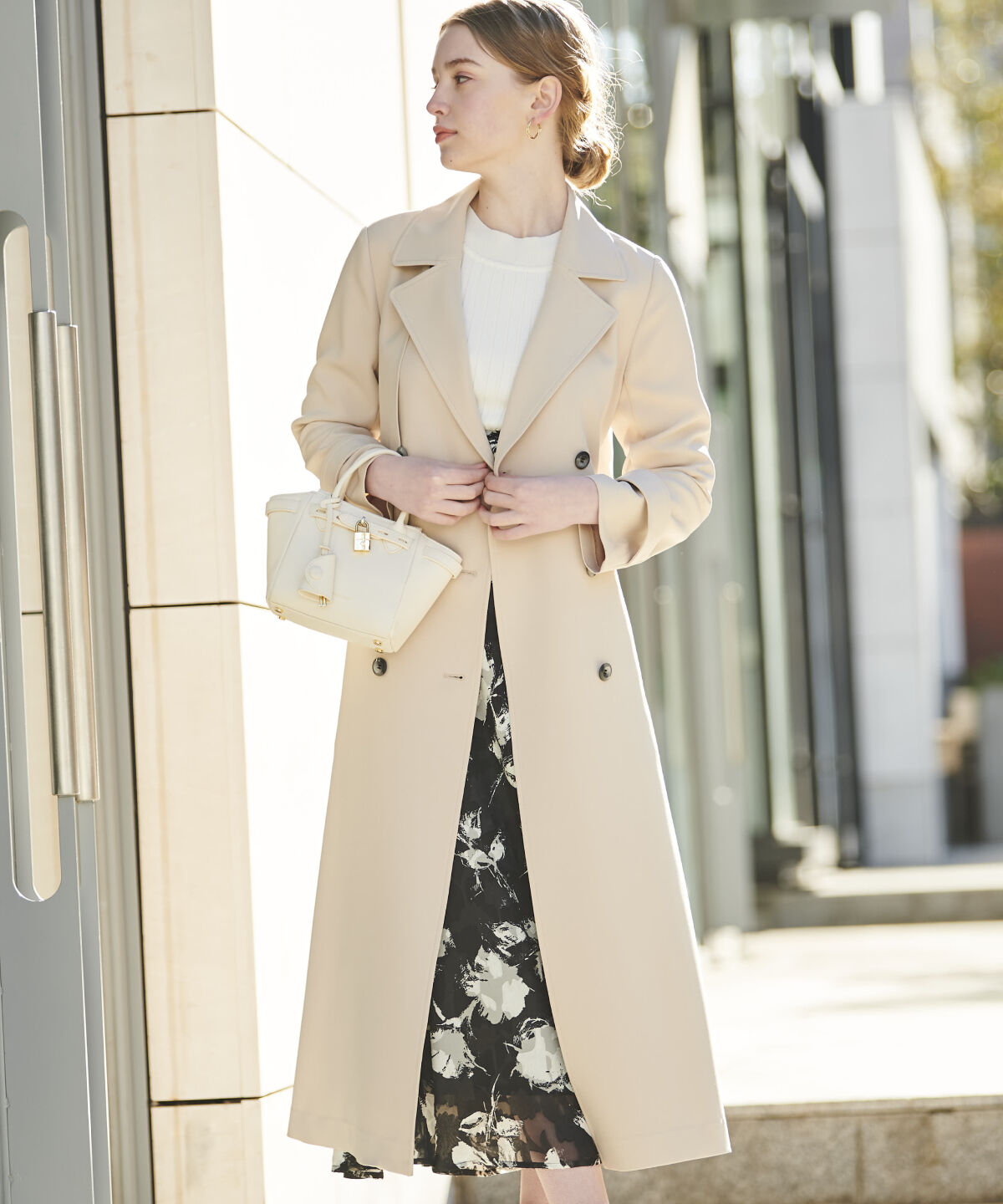 アンドクチュール「バックフレアドレープトレンチコート」|トレンチコート|