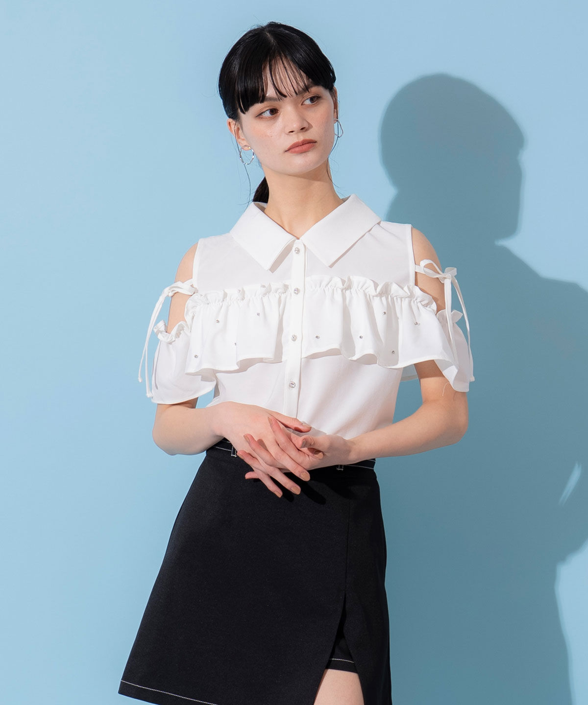 REDYAZEL「フリルビジューオープンショルダーブラウス」|シャツ・ブラウス|ホワイト