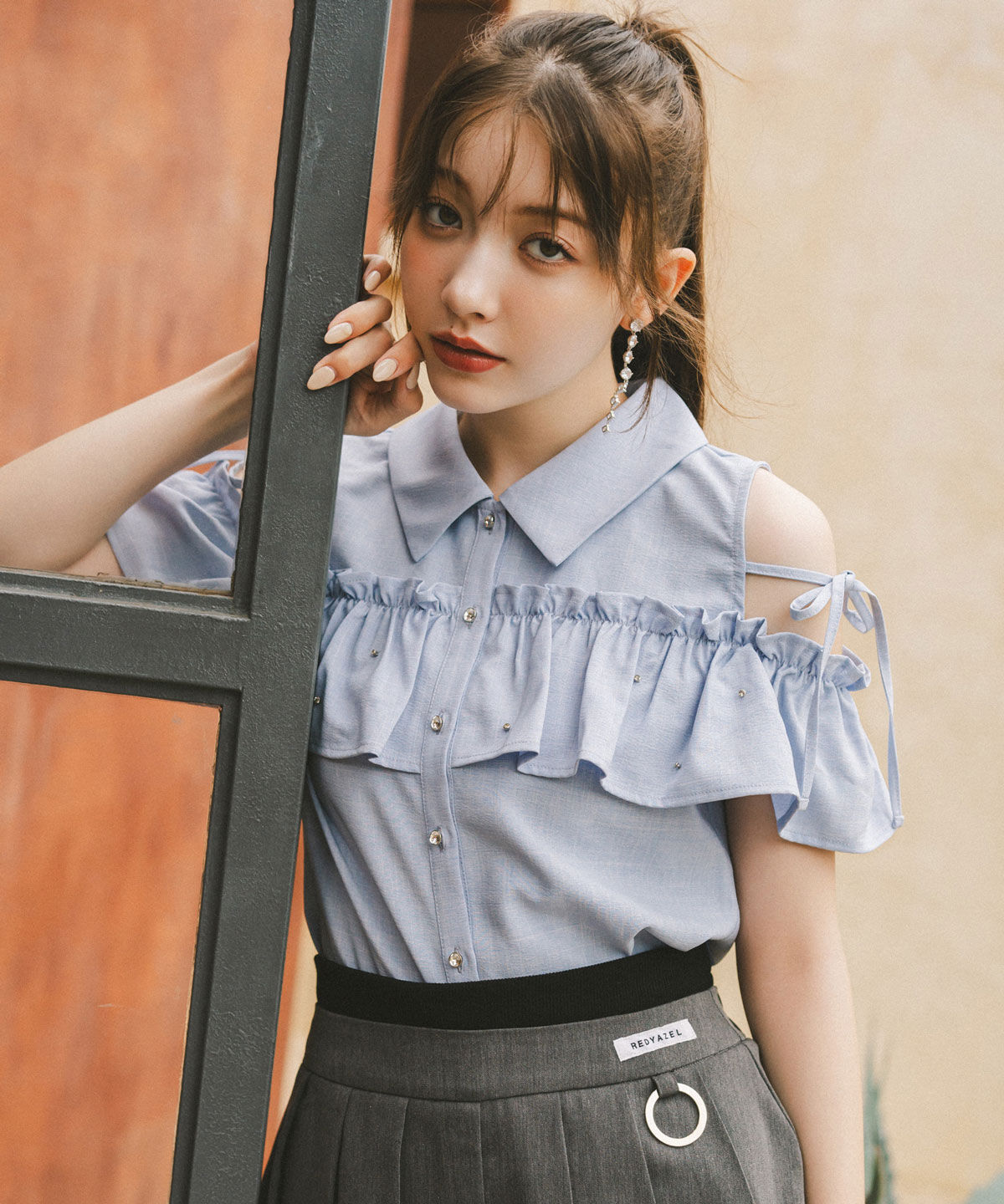 REDYAZEL「フリルビジューオープンショルダーブラウス」|シャツ・ブラウス|サックス