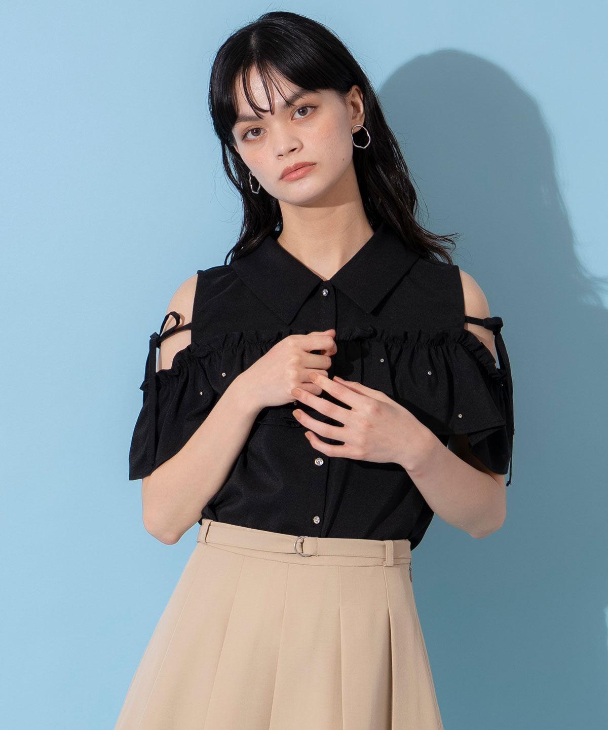 REDYAZEL「フリルビジューオープンショルダーブラウス」|シャツ・ブラウス|ブラック