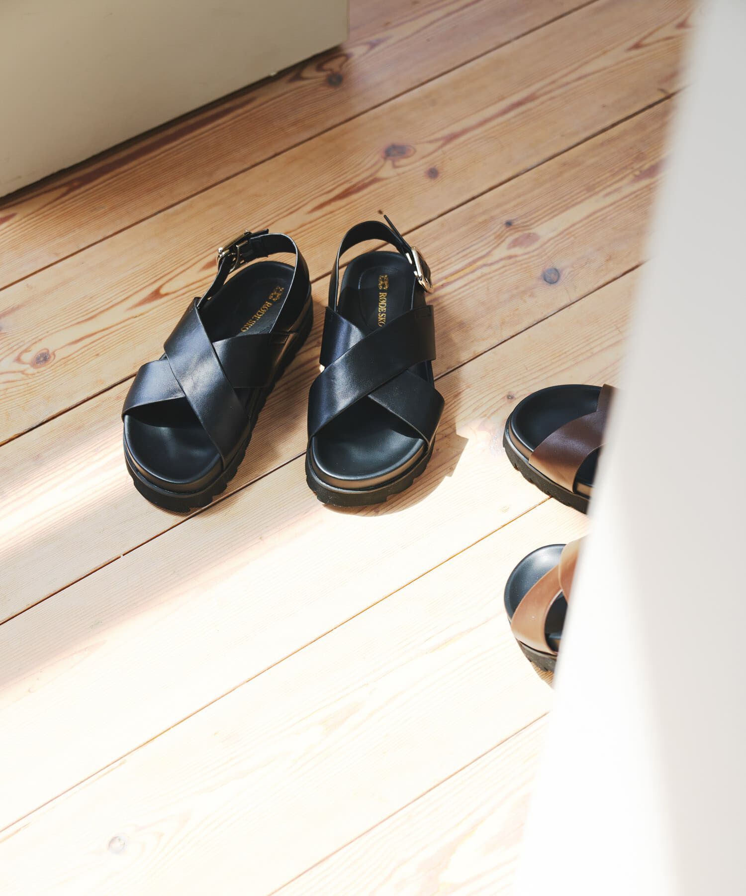 RODE SKO「フットベッドクロスサンダル」|サンダル|