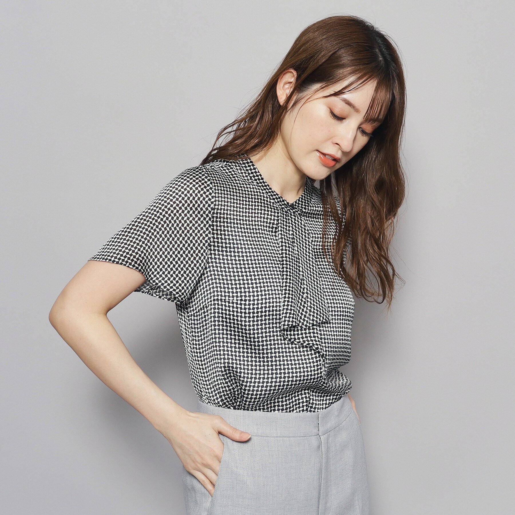 COUP DE CHANCE「【洗える／一枚着／ジャケットイン／通勤／幾何柄】女性らしいフリルデザインブラウス」|シャツ・ブラウス|