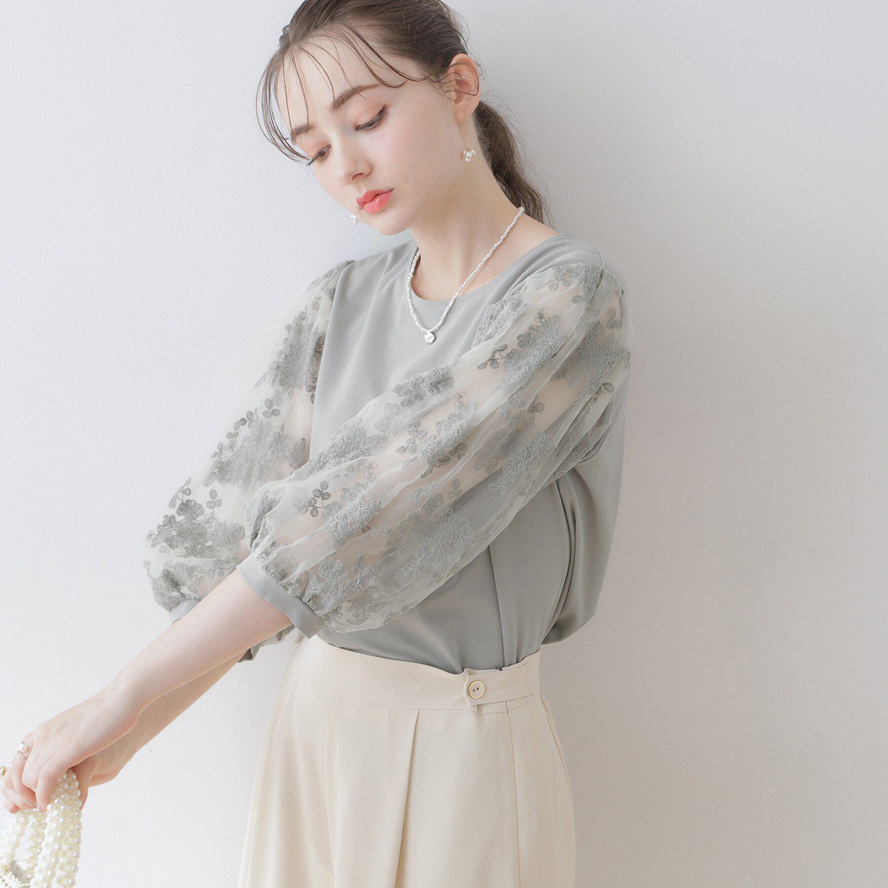 Couture broach「【二の腕カバー・残暑の秋にも使える】袖レースドッキングカットソー」|Tシャツ・カットソー|