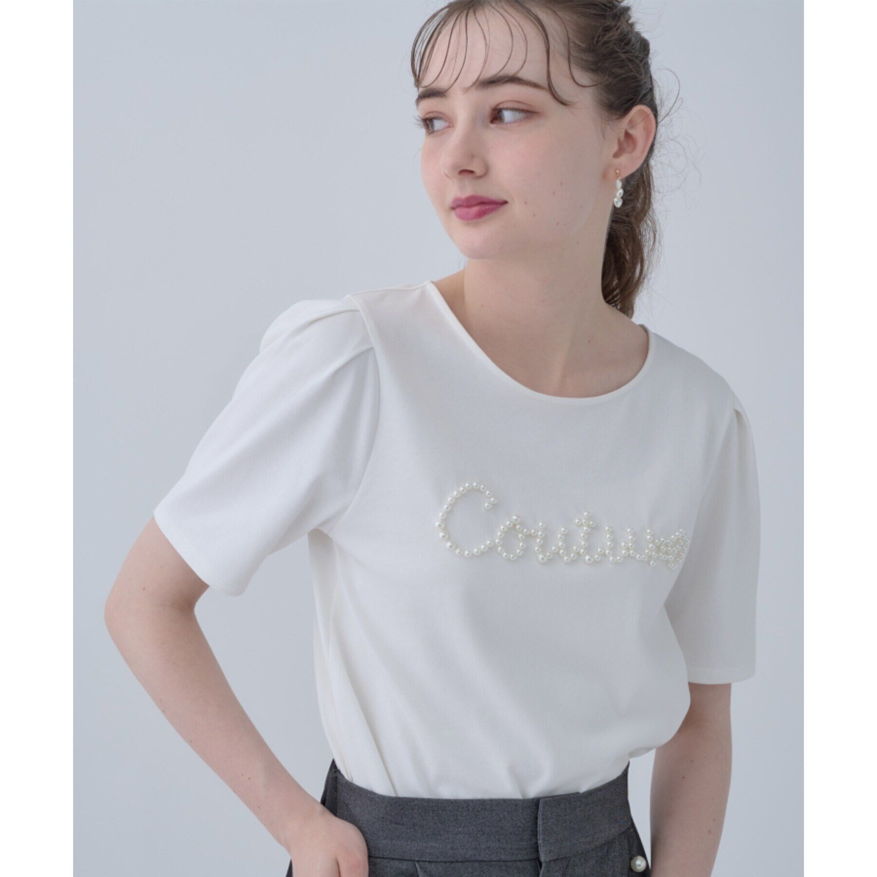 Couture broach「【ほの甘、大人のフェミニンカジュアルT】パール調ロゴT」|Tシャツ・カットソー|