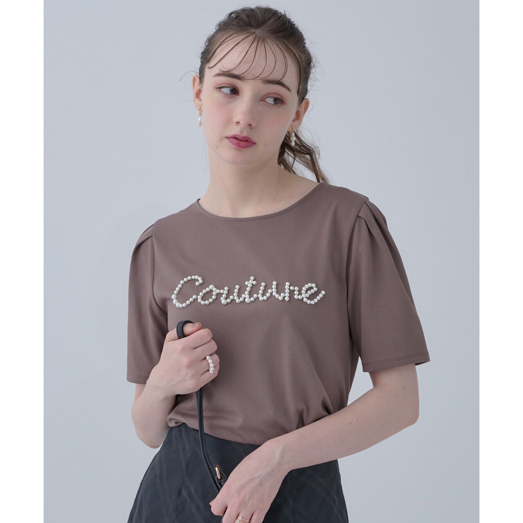 Couture broach「【ほの甘、大人のフェミニンカジュアルT】パール調ロゴT」|Tシャツ・カットソー|ﾄｰﾌﾟ(054)