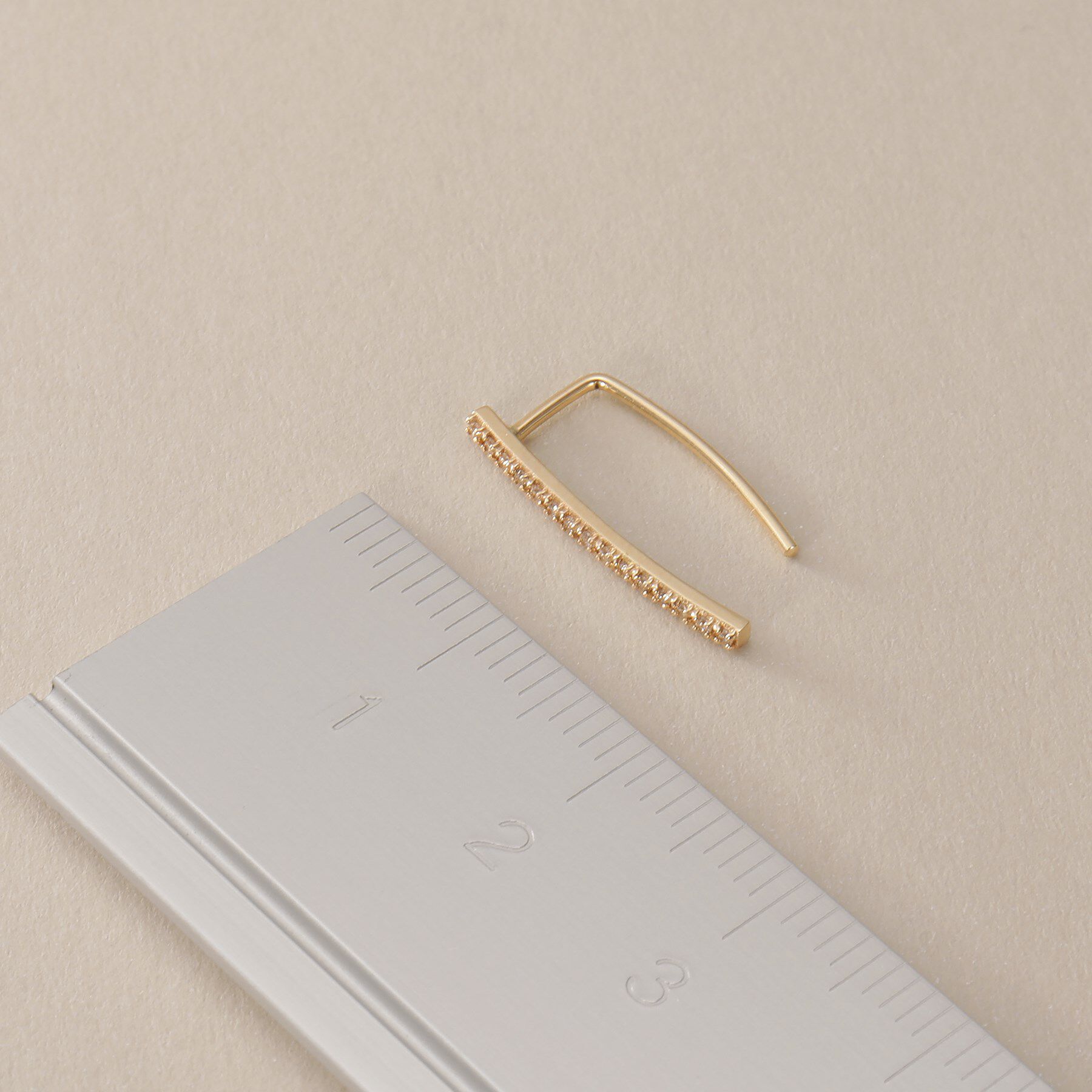 COCOSHNIK「K10ダイヤモンド カーブライン フックピアス」|ピアス|