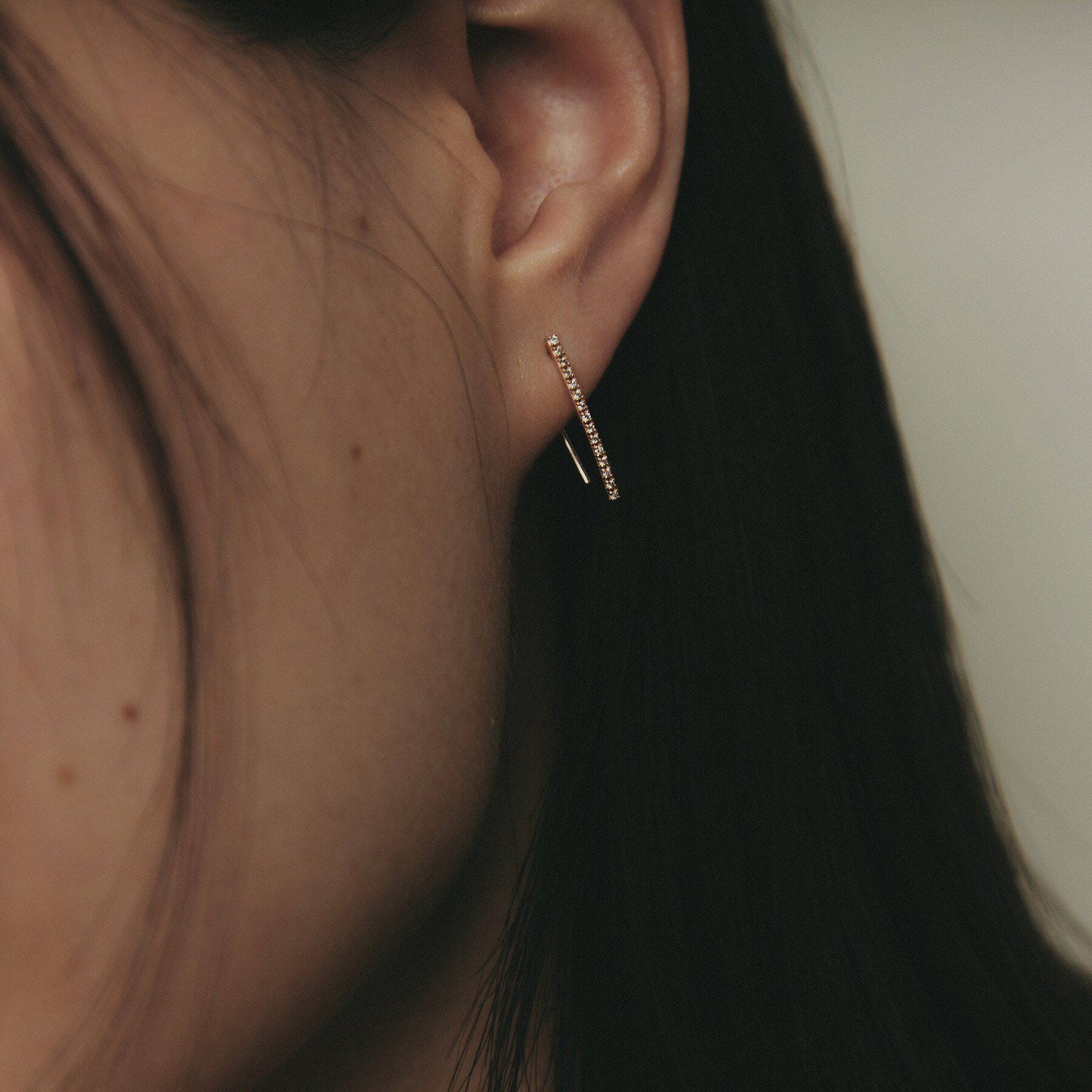 COCOSHNIK「K10ダイヤモンド カーブライン フックピアス」|ピアス|