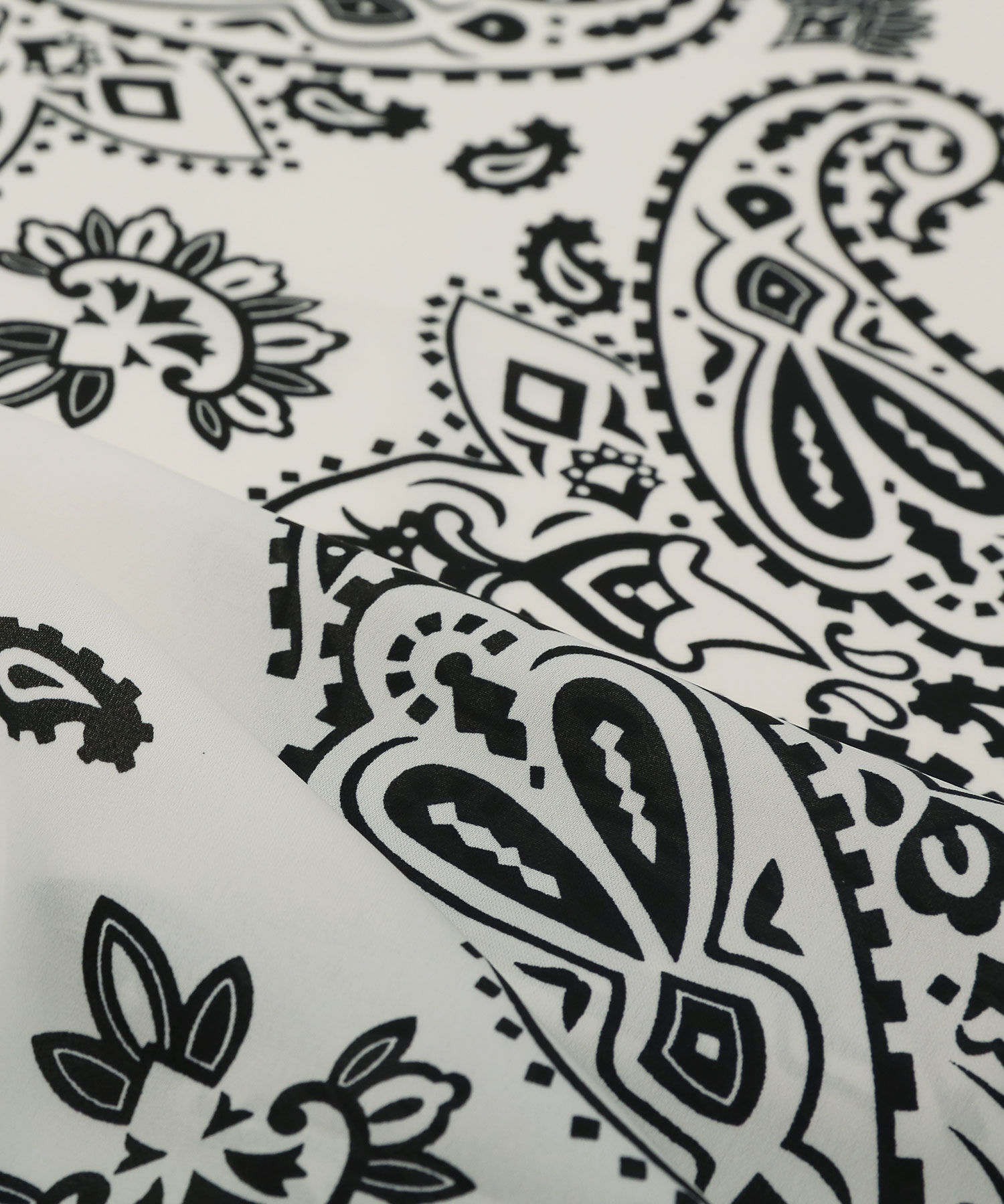 colleca la「モノトーンペイズリー柄スカーフ」|バンダナ・スカーフ|