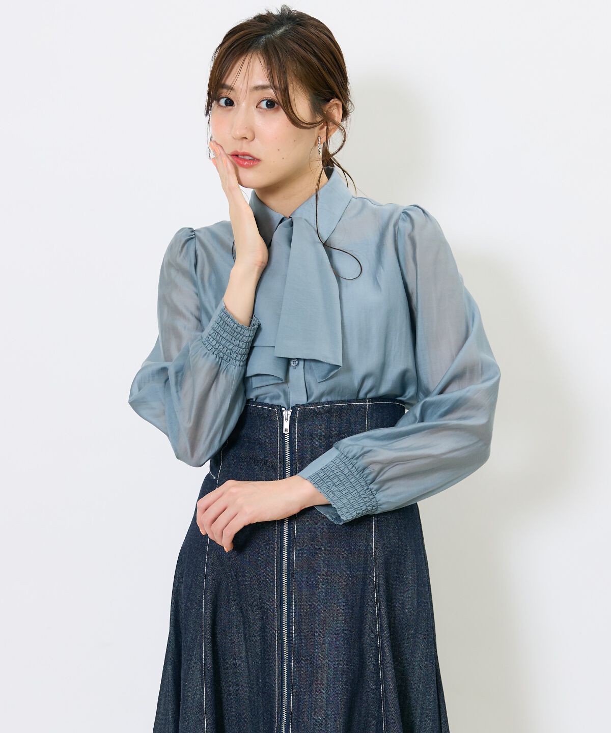 アンドクチュール「リボンタイ付きオーガンジーシャツ」|シャツ・ブラウス|ブルー