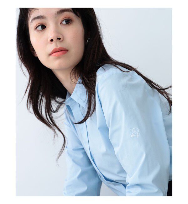 Demi-Luxe BEAMS 「AK+1 / 刺繍 レギュラーカラーシャツ」|シャツ・ブラウス|SAX