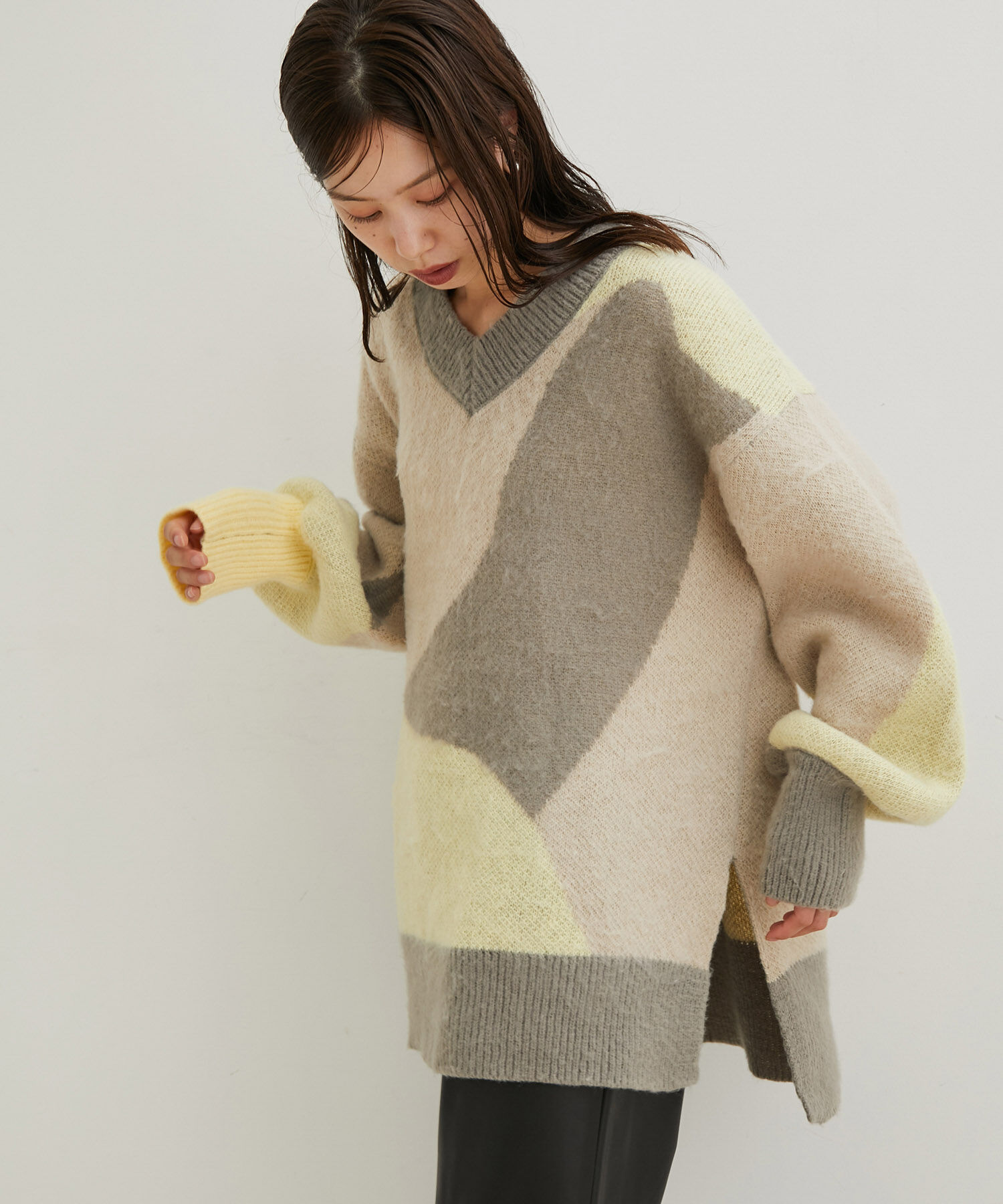 VIS「アート柄＆無地アソートふわふわVネックニット」|ニット・セーター|