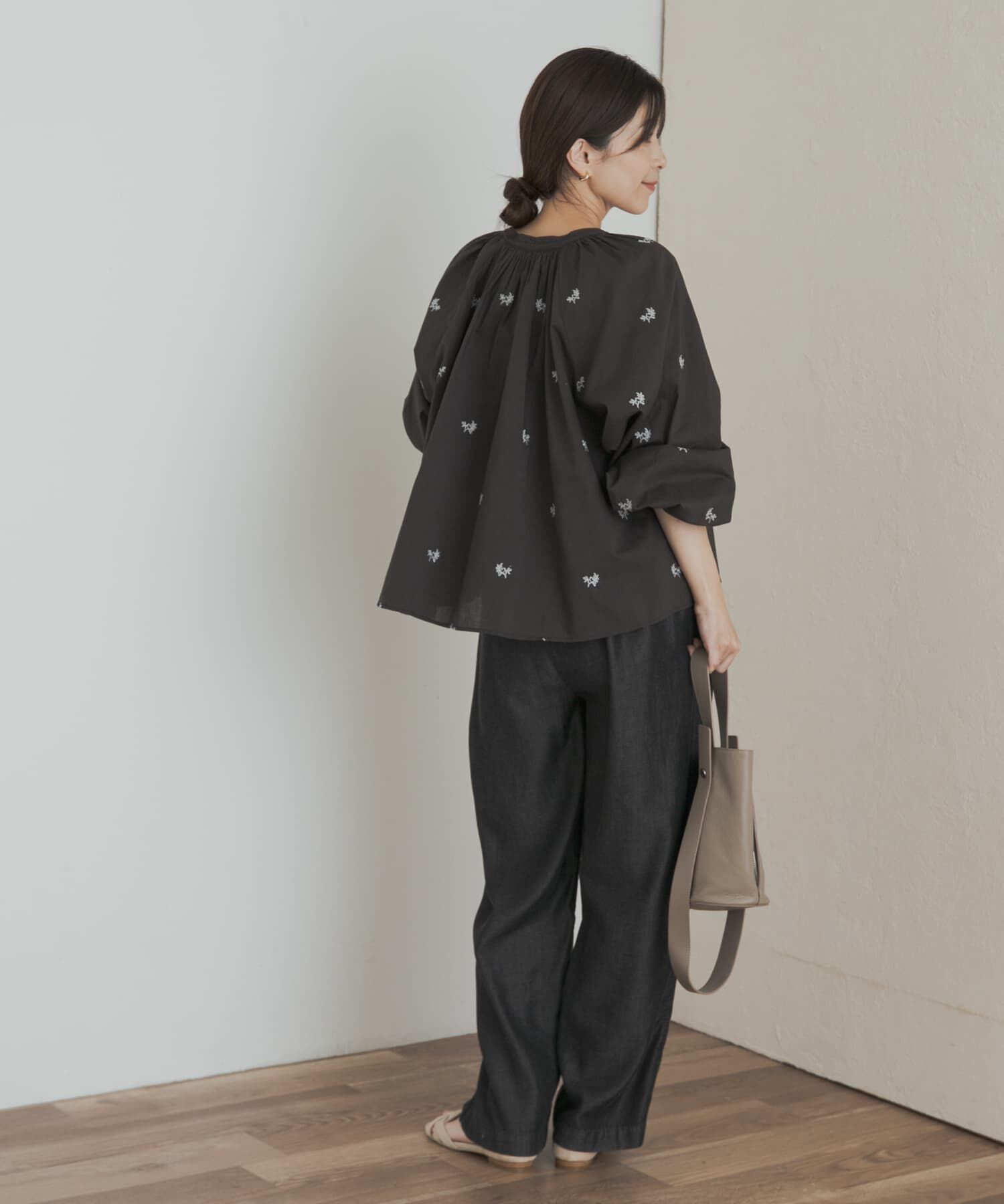 URBAN RESEARCH DOORS「リーフモチーフラメ刺繍ブラウス」|シャツ・ブラウス|