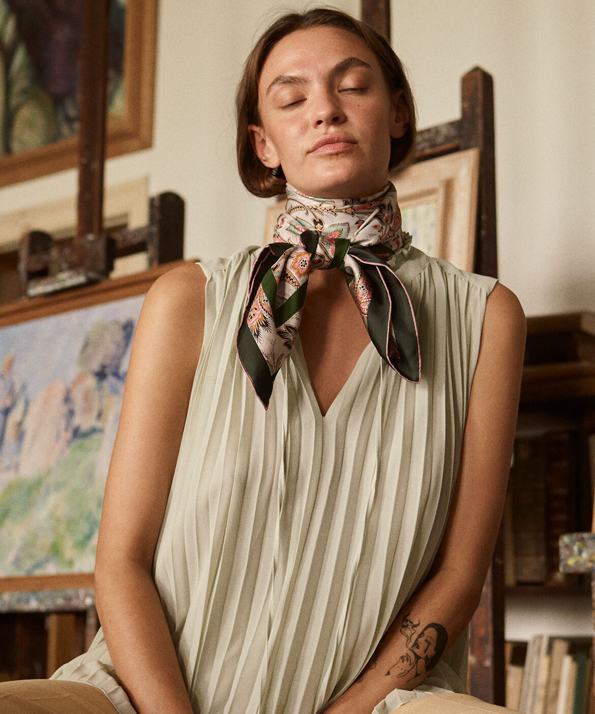 INED「《SUPERIOR CLOSET》Classical Flower Wave Scarf《Tapis Noir》」|バンダナ・スカーフ|ピンク1