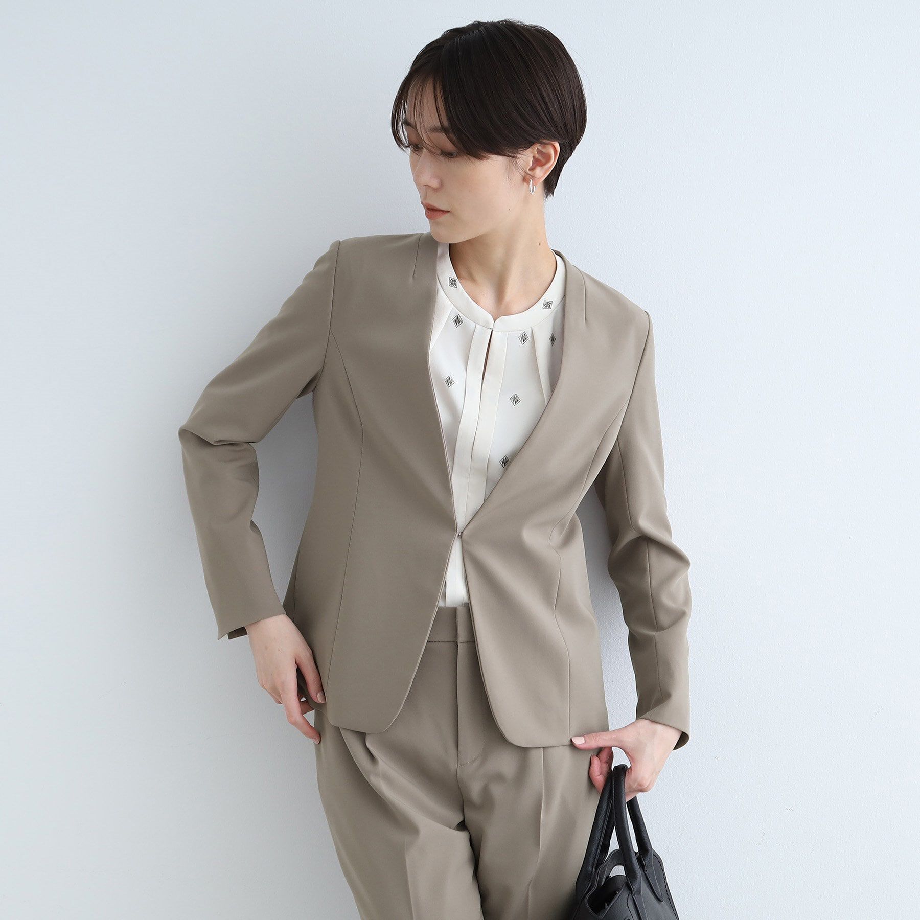 INDIVI「【定番スーツ/洗える/UVケア】ストレッチノーカラージャケット」|スーツ|サンドベージュ(65
