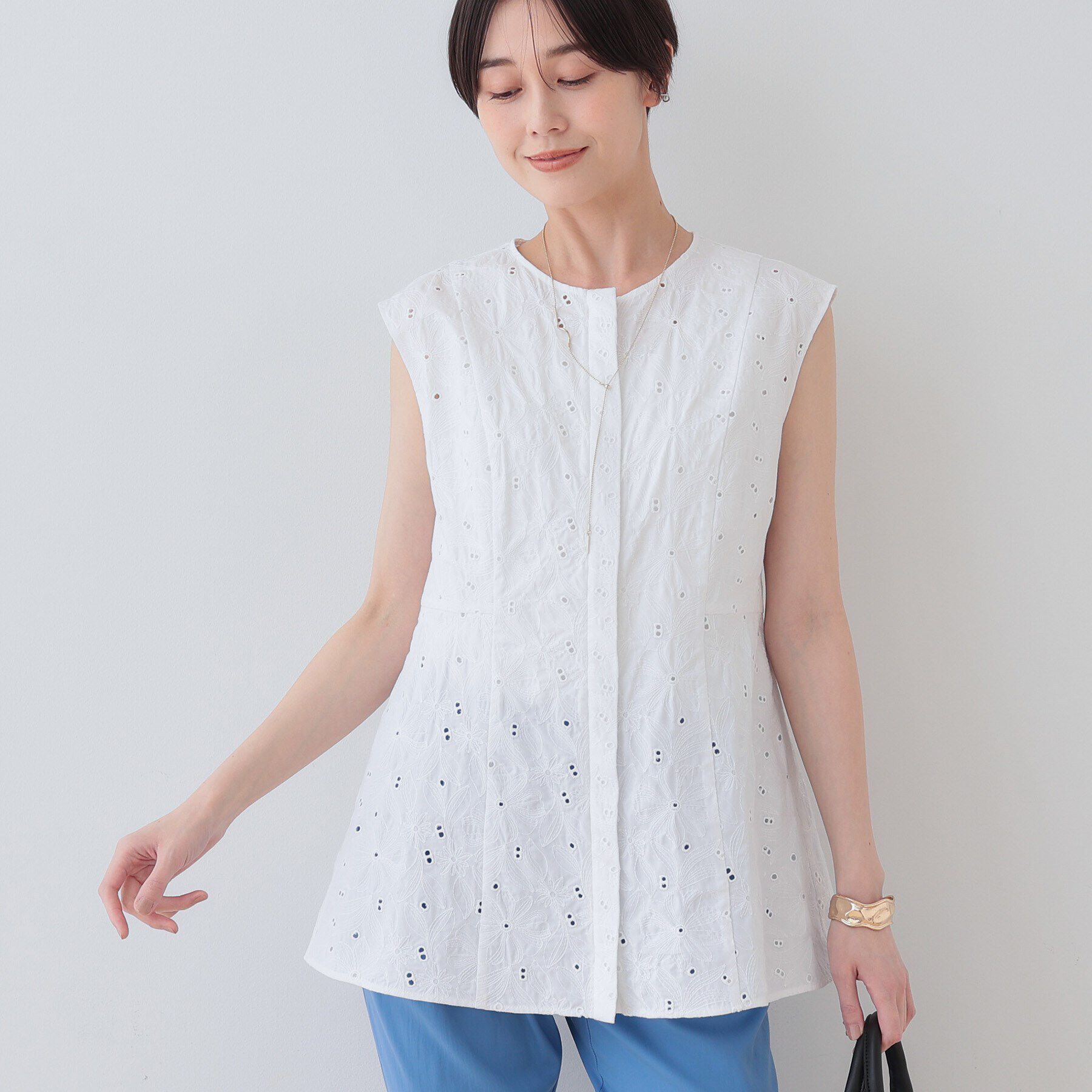 INDIVI「【洗える】フラワーカット刺繍ノースリーブブラウス」|シャツ・ブラウス|ホワイト(001)