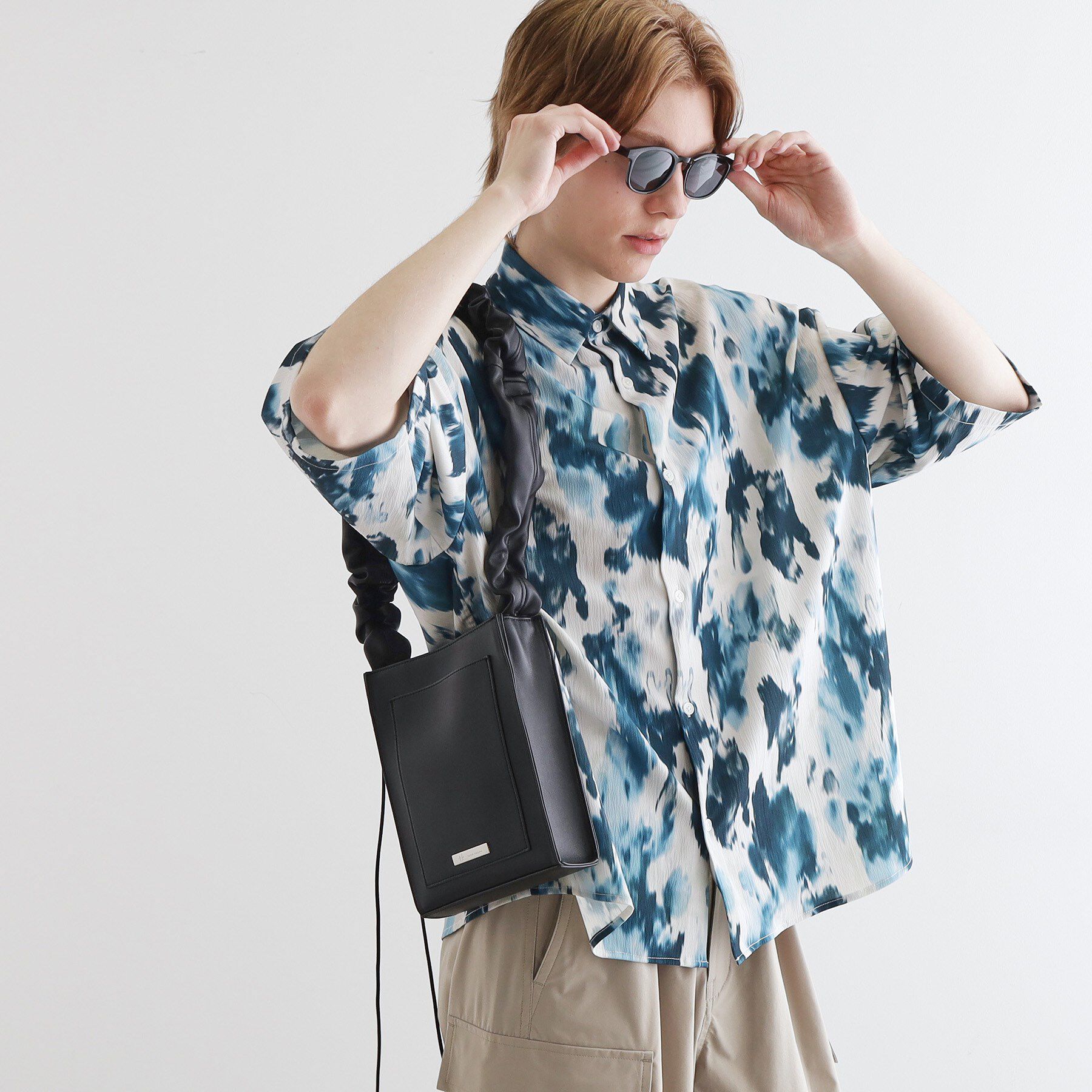 tk.TAKEO KIKUCHI「プレートドロストショルダーバッグ」|ショルダー・メッセンジャー|ブラック(019)