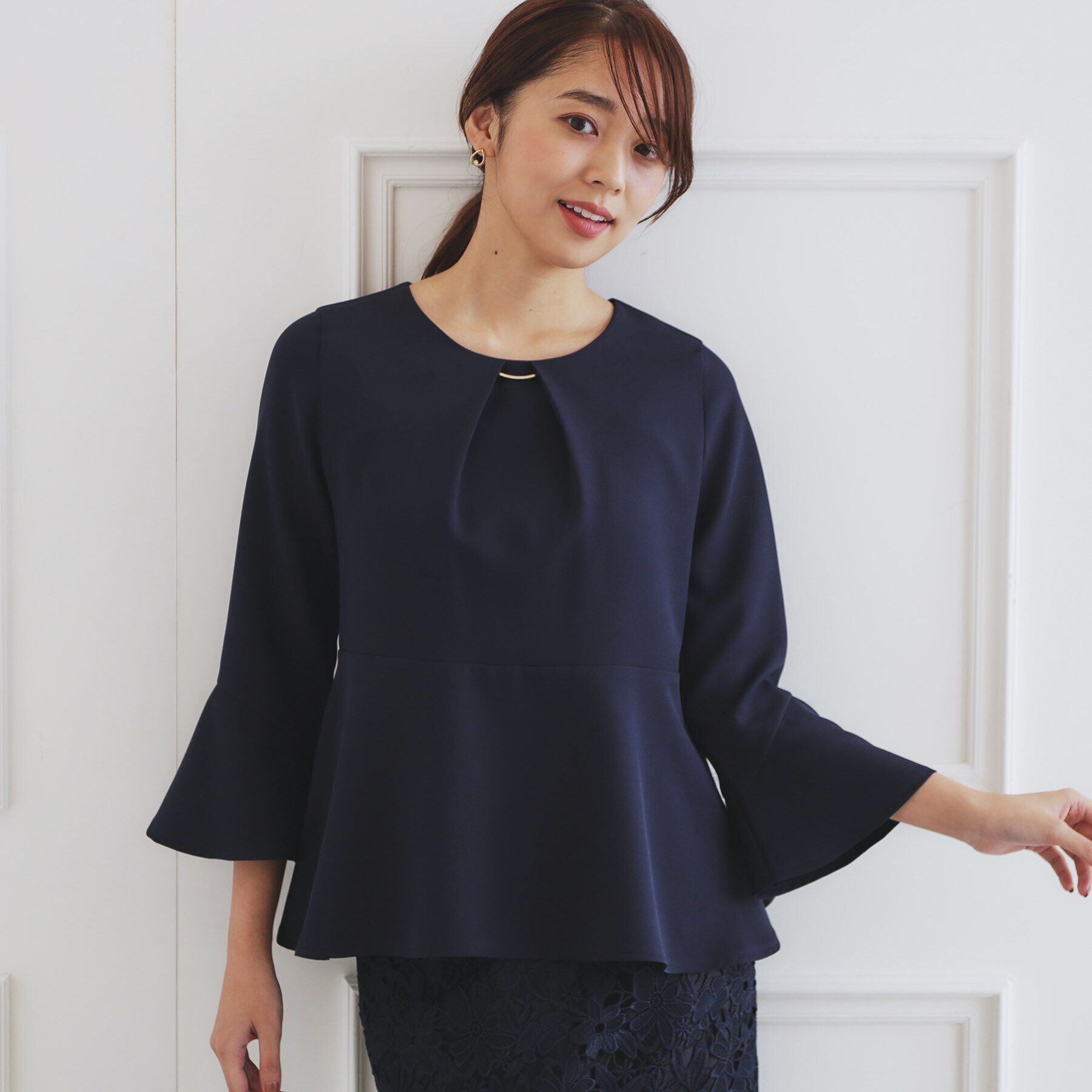 index「＜通勤・セレモニー/セットアップ対応＞フレアスリーブブラウス【洗濯機洗い可/ストレッチ/イージーアイ」|シャツ・ブラウス|ネイビー(894)