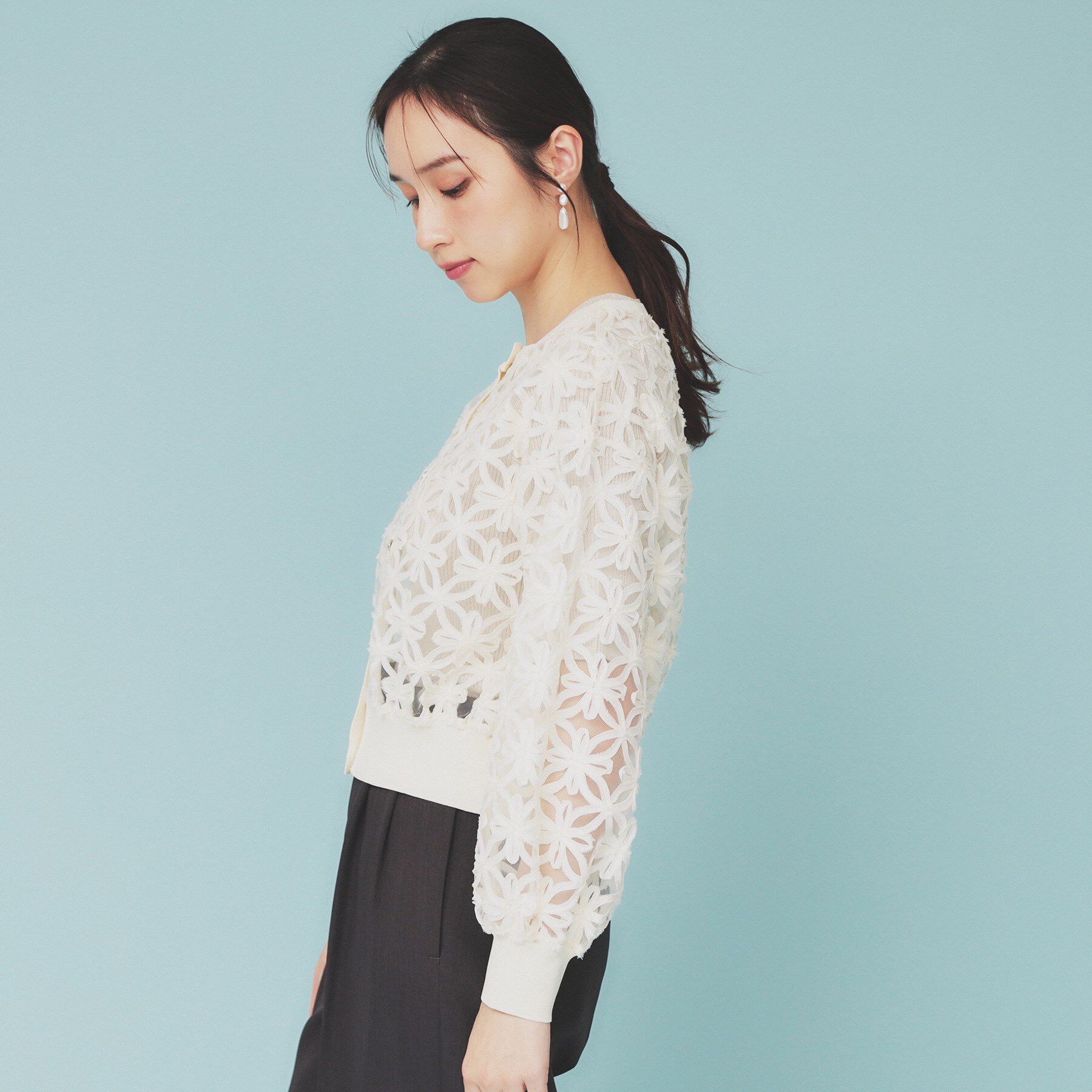 index「《STORY掲載》3Dフラワーショートカーディガン【洗濯機洗い可】」|カーディガン|