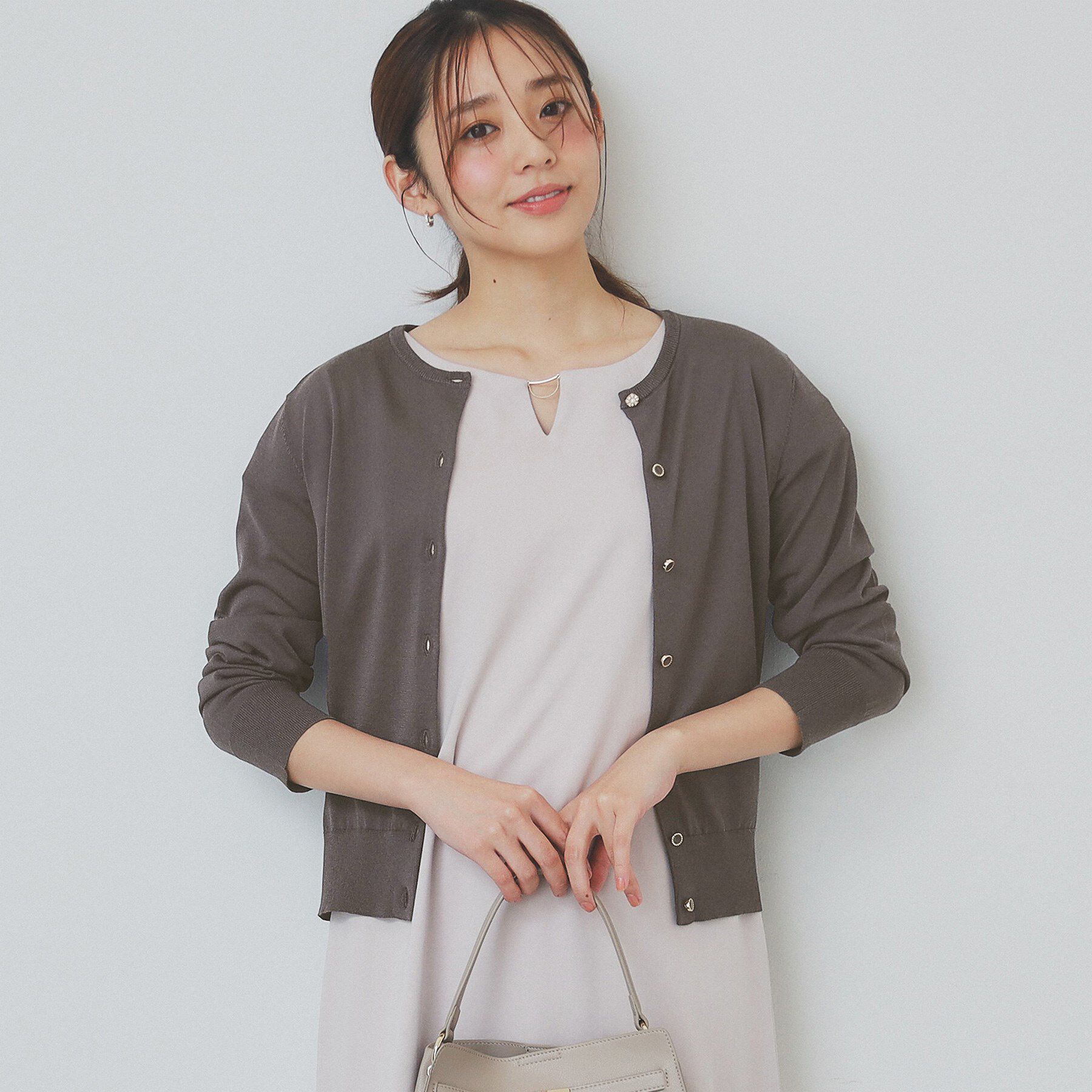index「《7色展開/XS-LLサイズ》ビジューボタンニットカーディガン【洗濯機洗い可/抗ピル/接触冷感】」|カーディガン|チャコールグレー(8