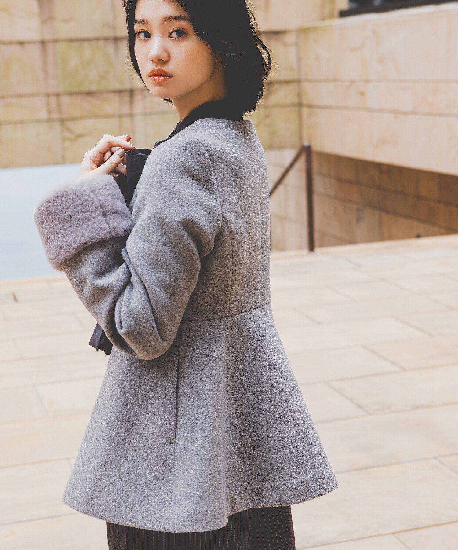  「フェイクファースリーブペプラムコート　24AW」|ブルゾン・スタジャン|グレー