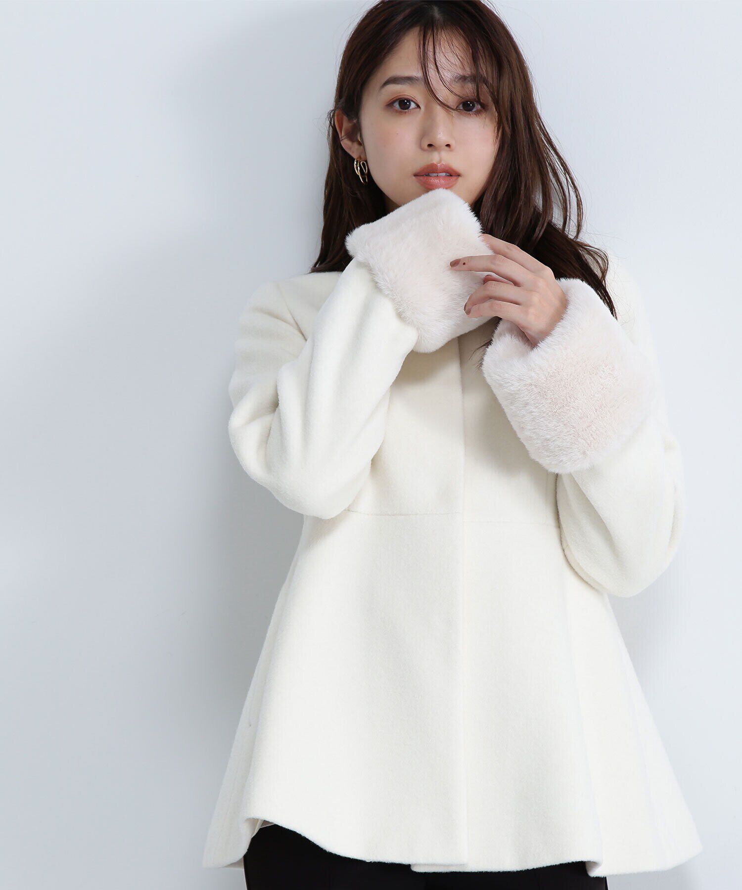  「フェイクファースリーブペプラムコート　24AW」|ブルゾン・スタジャン|アイボリー1