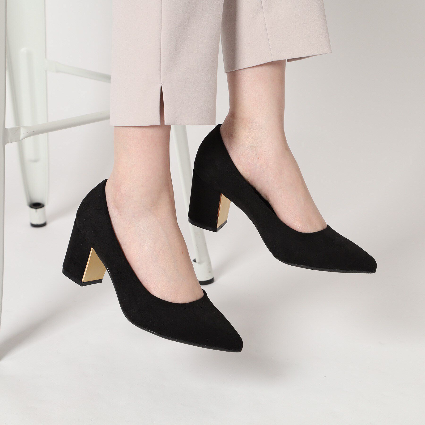 ESPERANZA「ゴールドプレート付きブロックヒールポインテッドトゥパンプス【ESPERANZA＿blanca】」|パンプス|