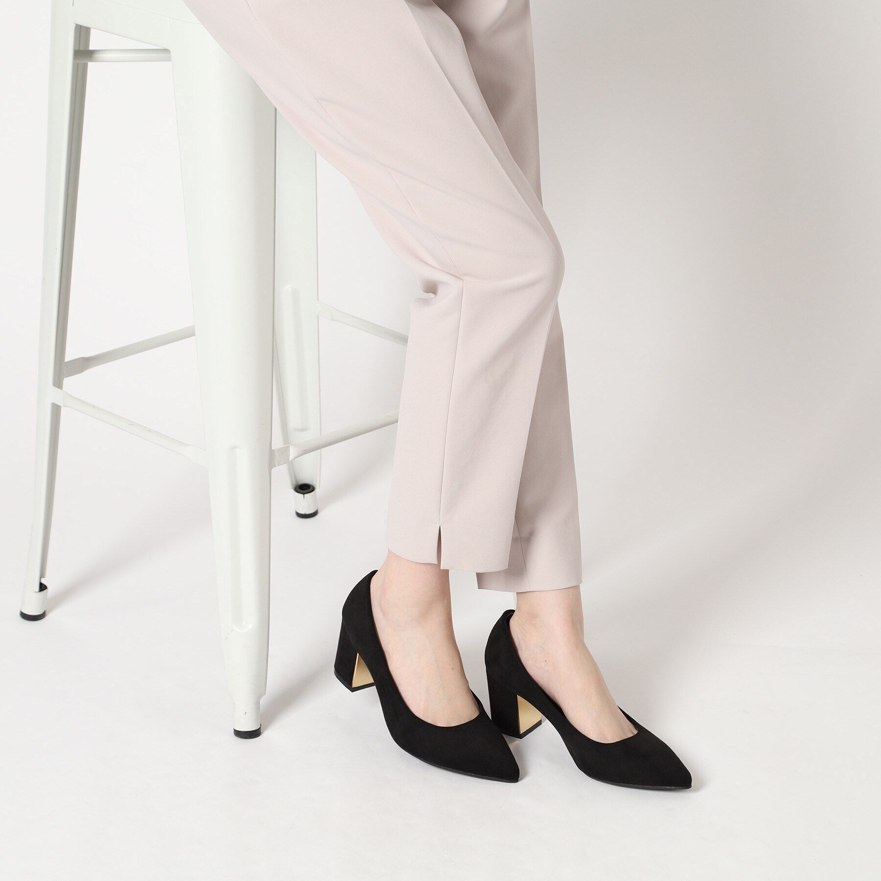 ESPERANZA「ゴールドプレート付きブロックヒールポインテッドトゥパンプス【ESPERANZA＿blanca】」|パンプス|