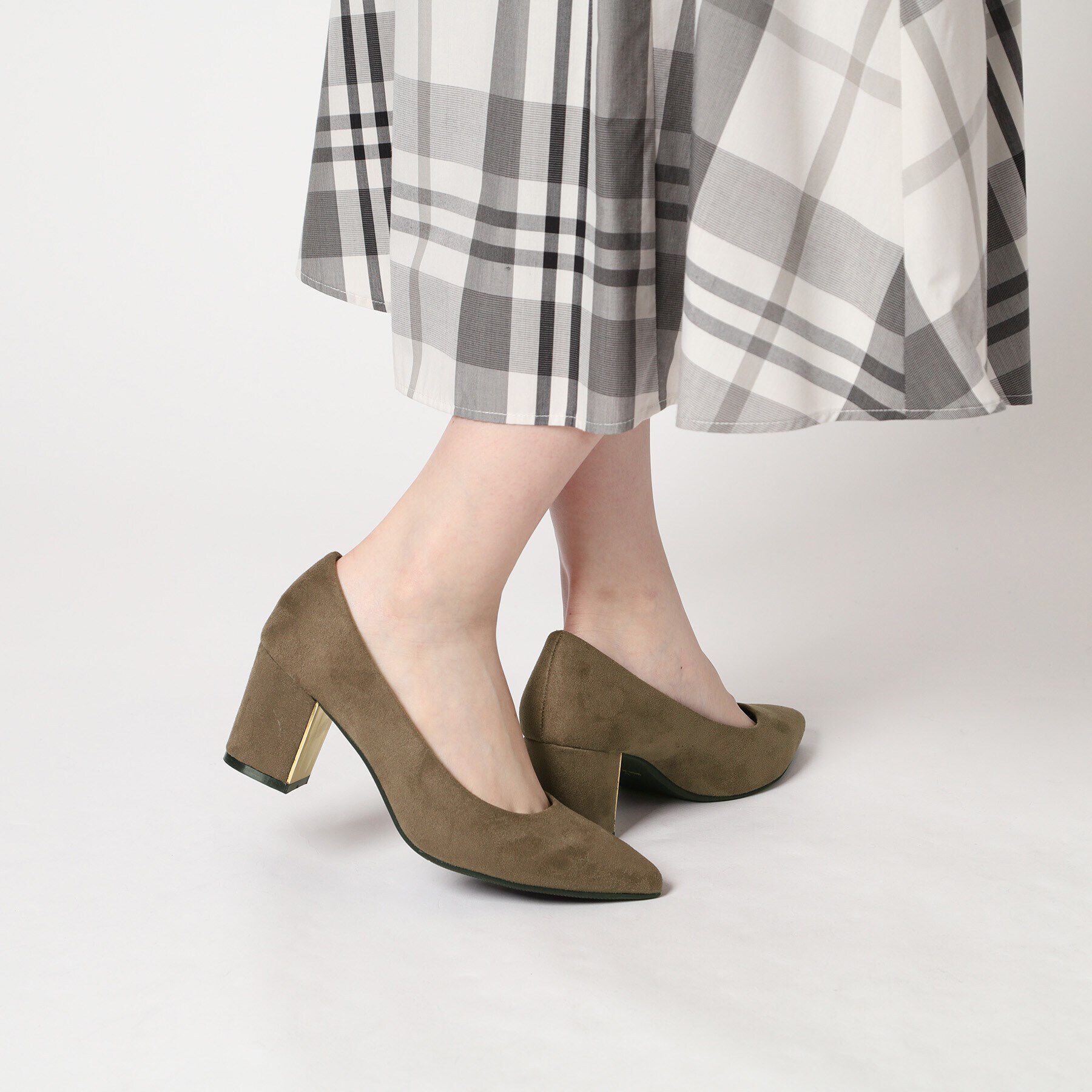 ESPERANZA「ゴールドプレート付きブロックヒールポインテッドトゥパンプス【ESPERANZA＿blanca】」|パンプス|