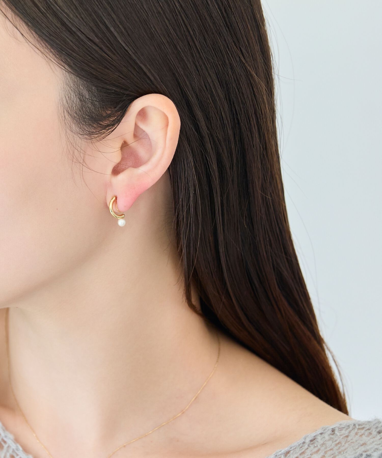 Phoebe「【痛くないシリーズ/金属アレルギー対応】パールフープライトフィットイヤリング　ゴールド」|イヤリング|