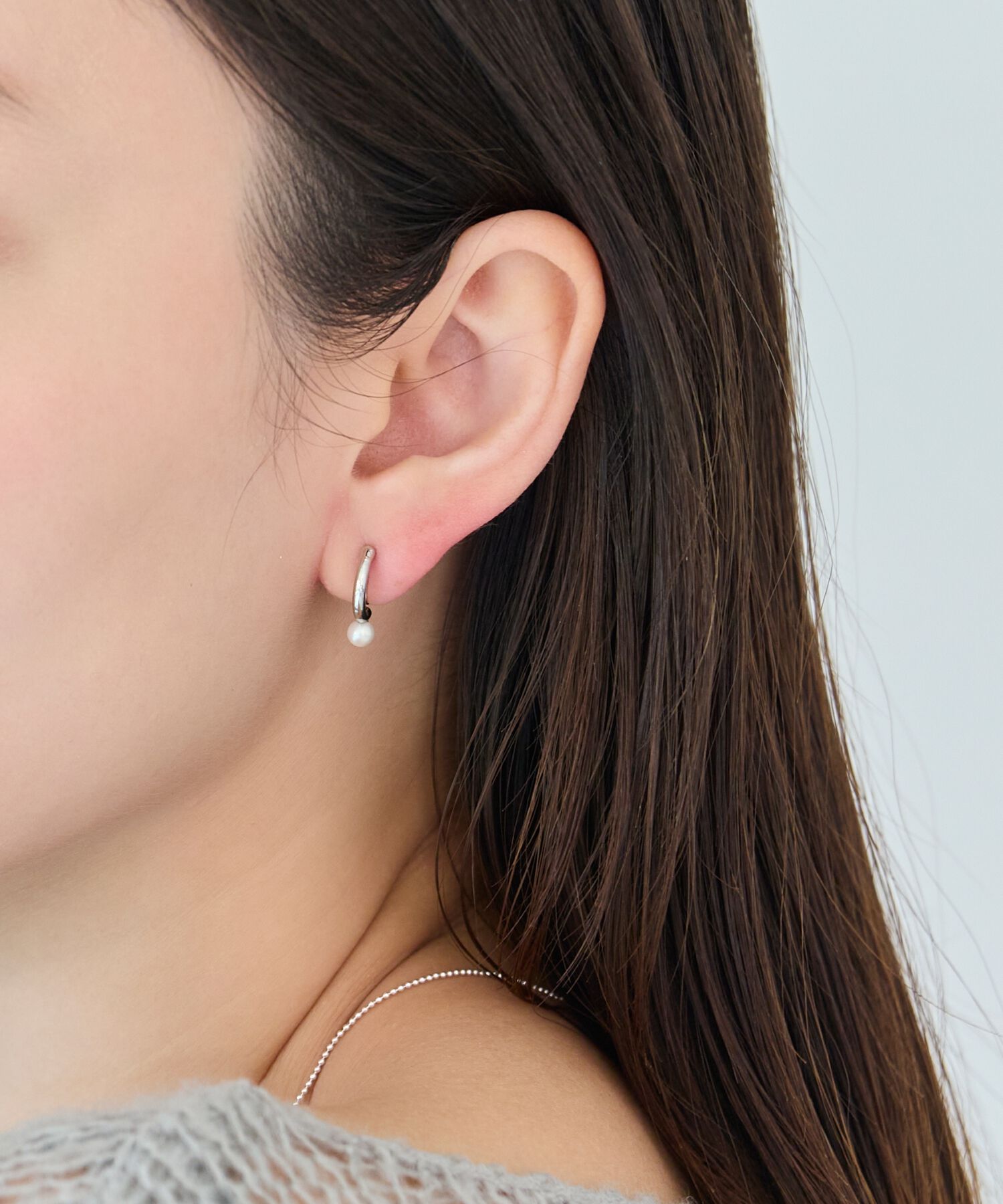 Phoebe「【痛くないシリーズ/金属アレルギー対応】パールフープライトフィットイヤリング　シルバー」|イヤリング|