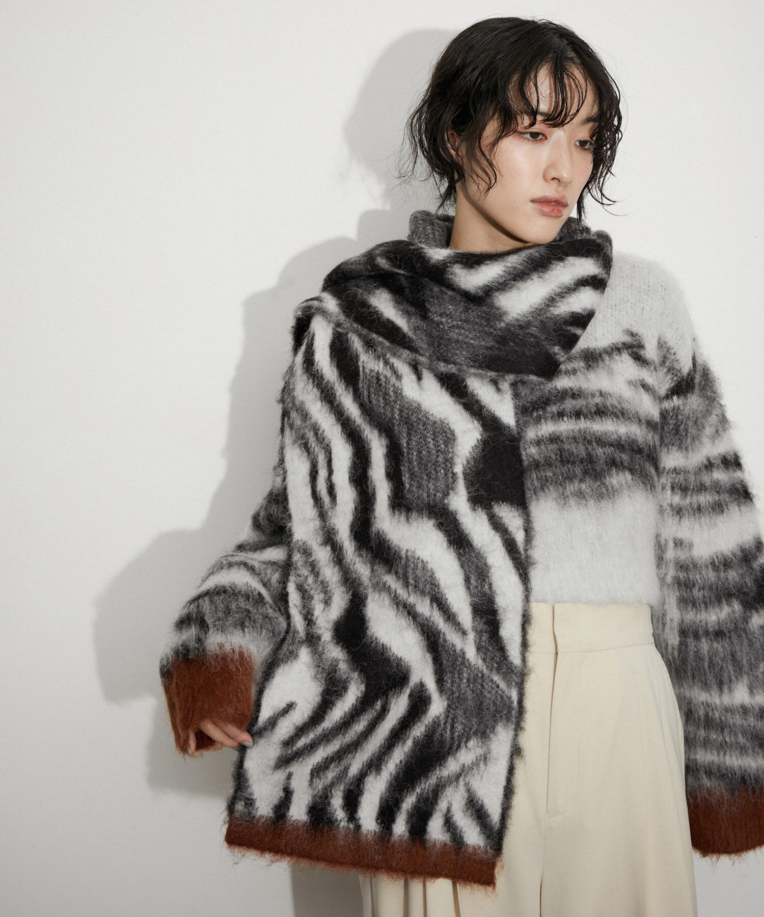 ADAM ET ROPE'「Okapiマフラー」|マフラー|ブラック系(02)