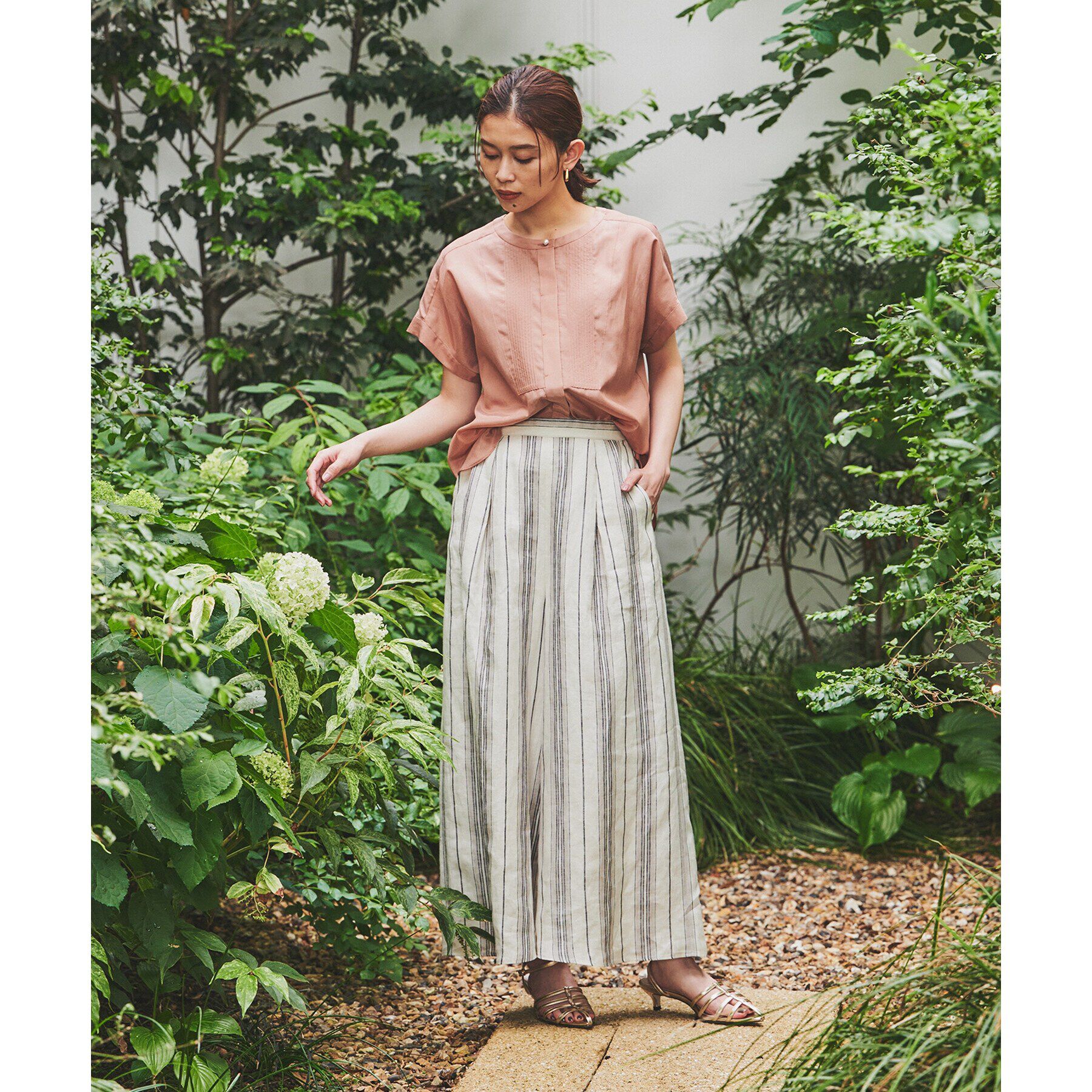 UNTITLED「【インナーにオススメ/華やかデザイン】パール調釦Tブラウス」|シャツ・ブラウス|