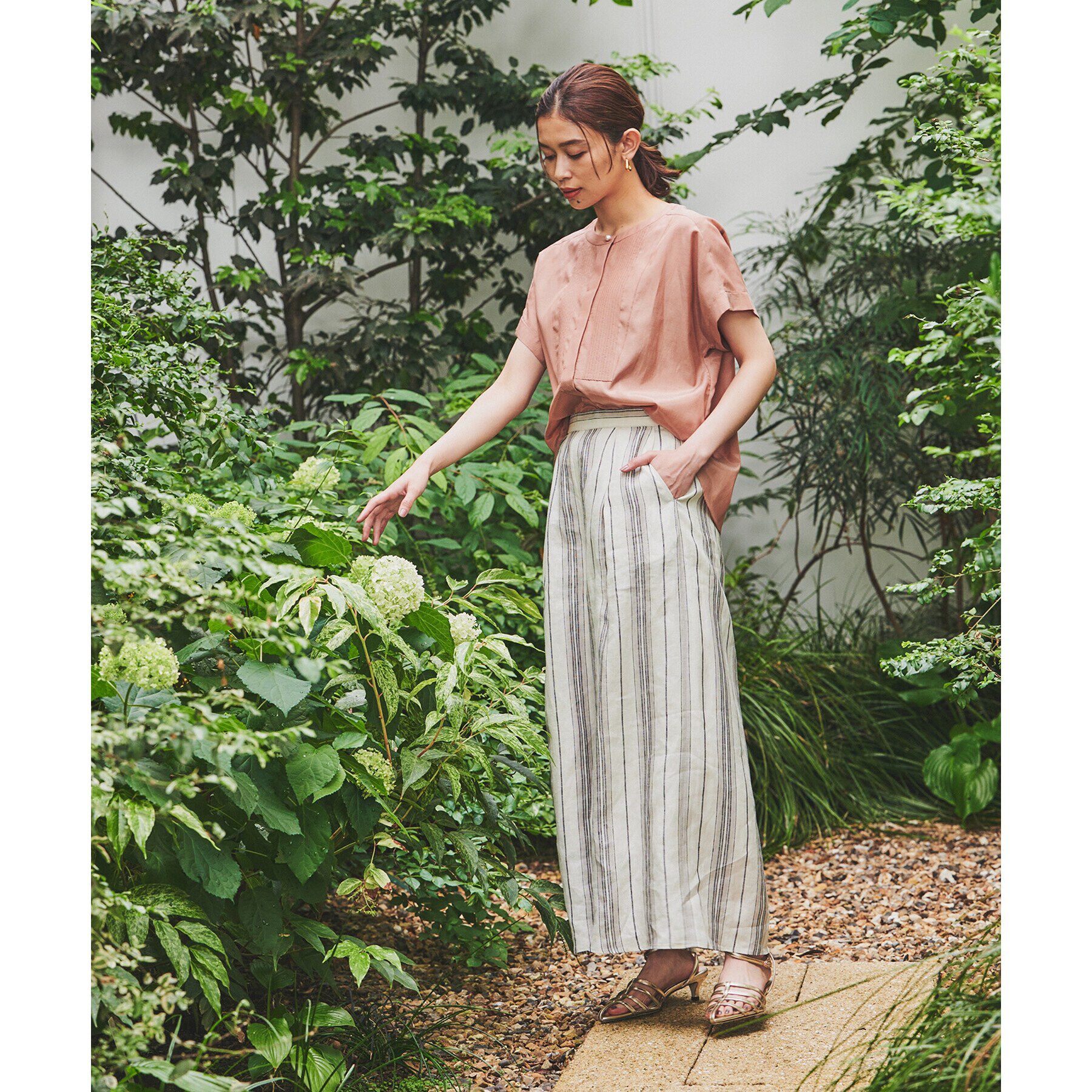 UNTITLED「【インナーにオススメ/華やかデザイン】パール調釦Tブラウス」|シャツ・ブラウス|