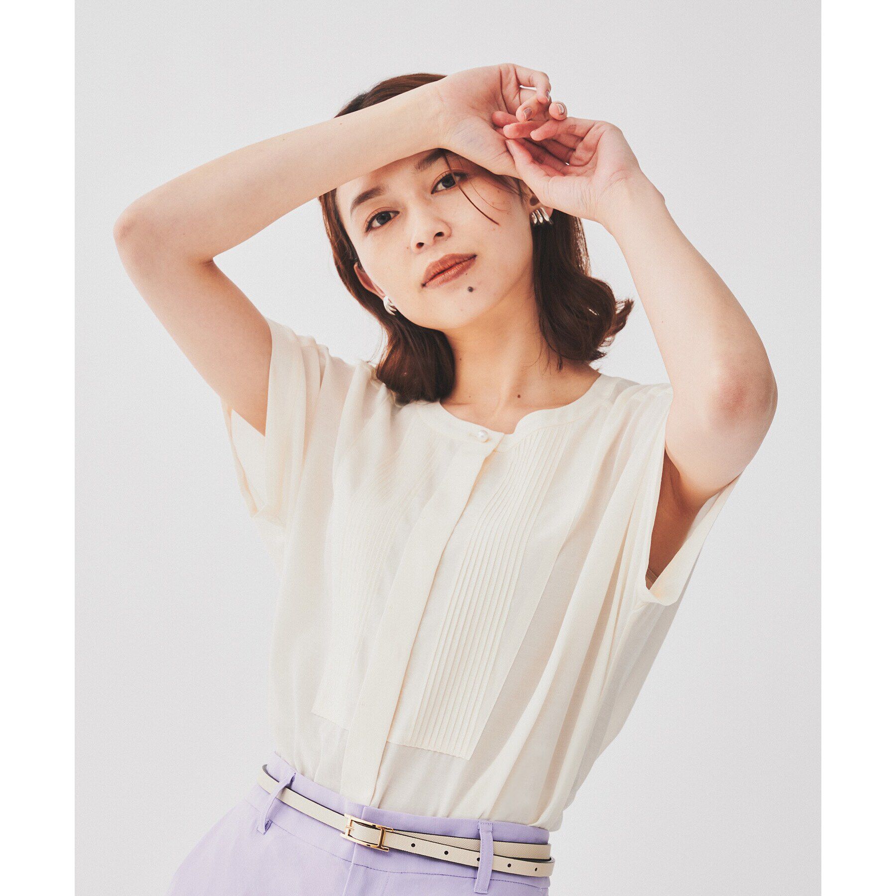 UNTITLED「【インナーにオススメ/華やかデザイン】パール調釦Tブラウス」|シャツ・ブラウス|