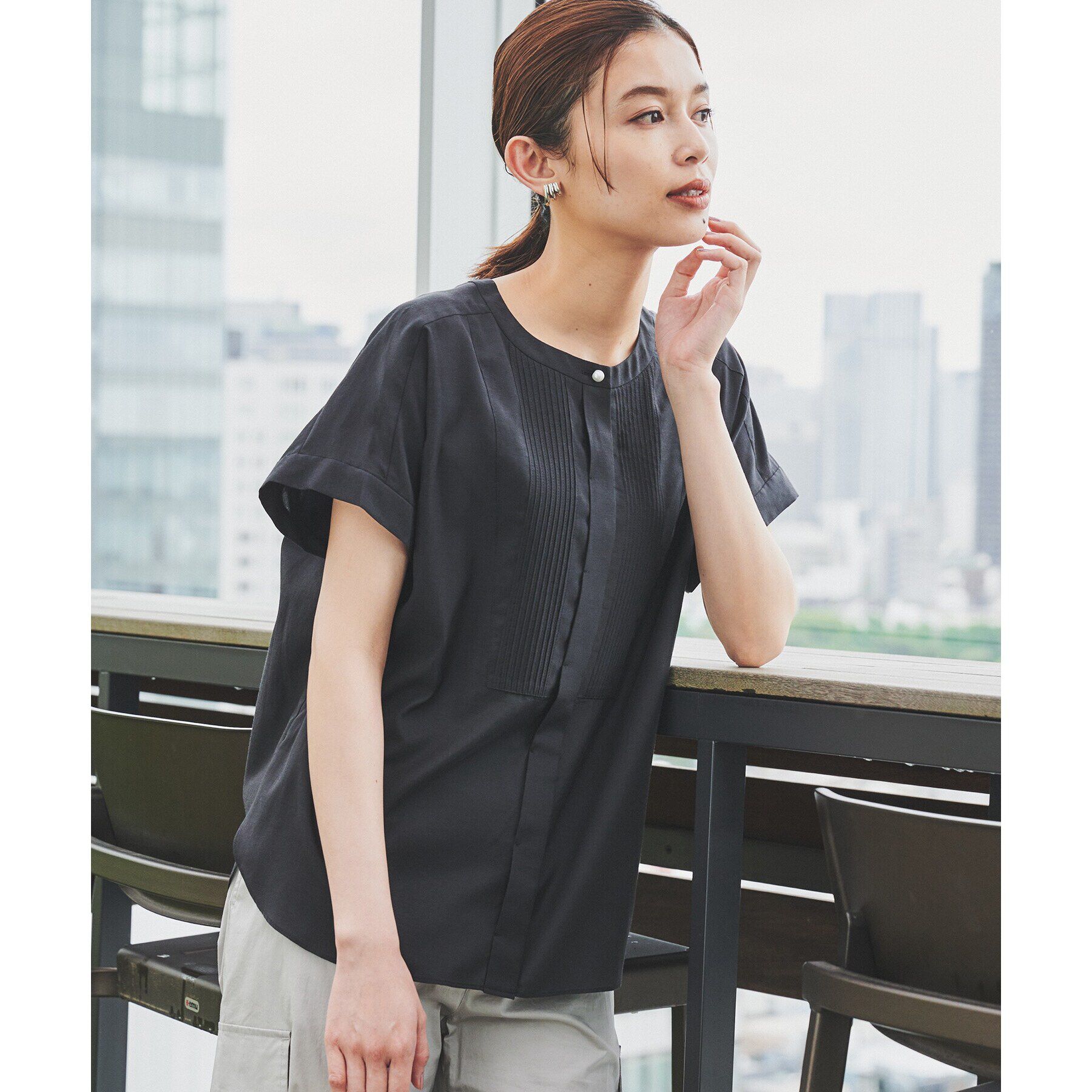 UNTITLED「【インナーにオススメ/華やかデザイン】パール調釦Tブラウス」|シャツ・ブラウス|