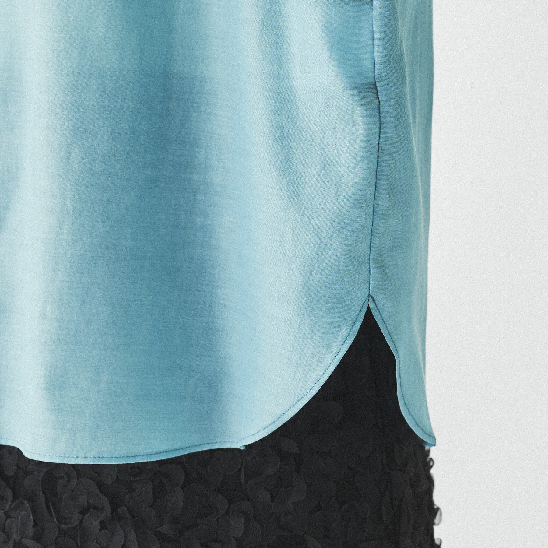 UNTITLED「【インナーにオススメ/華やかデザイン】パール調釦Tブラウス」|シャツ・ブラウス|