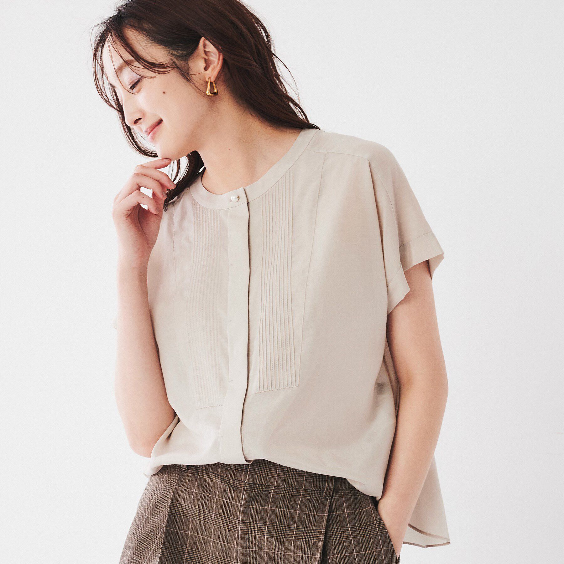 UNTITLED「【インナーにオススメ/華やかデザイン】パール調釦Tブラウス」|シャツ・ブラウス|ベージュ(052)