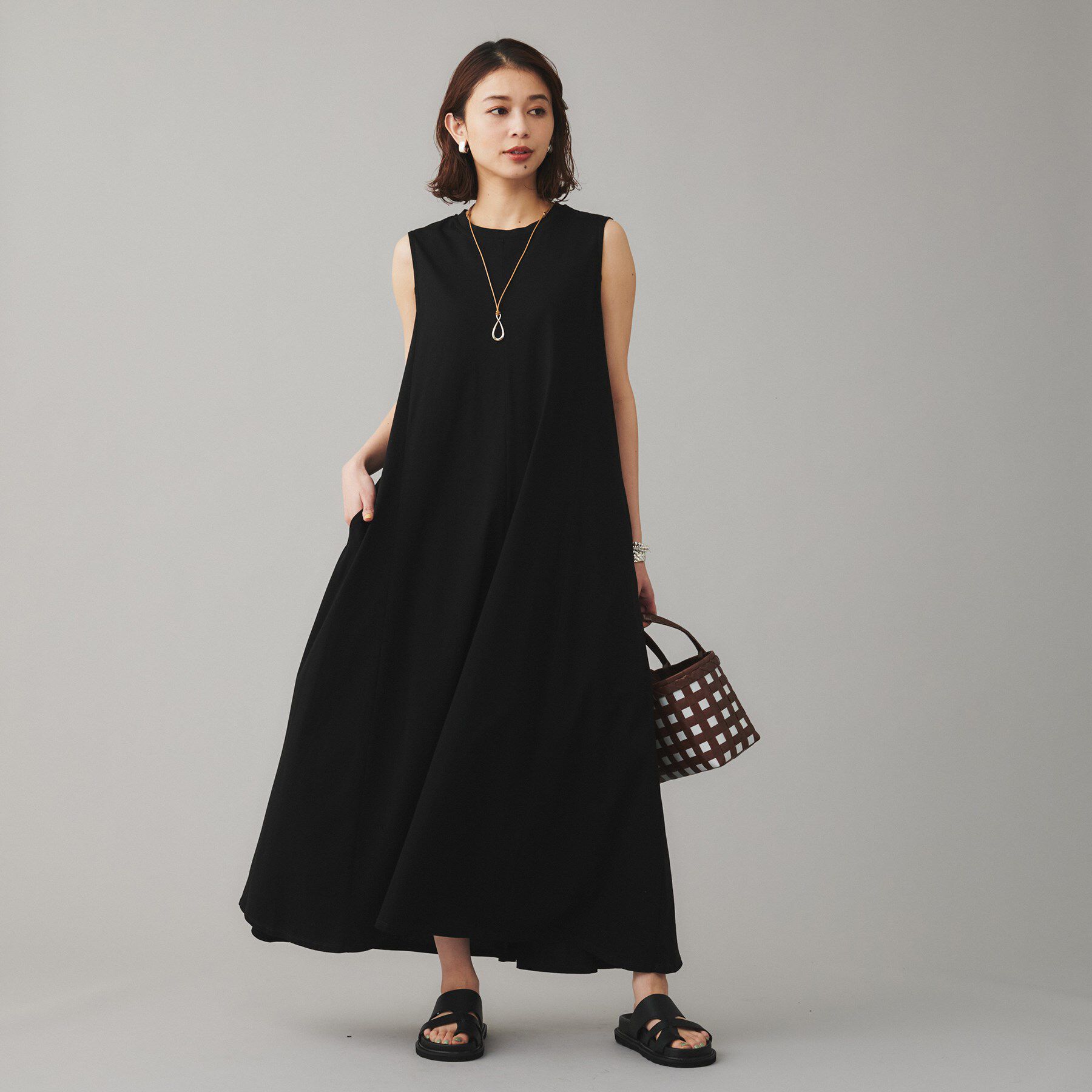 UNTITLED「【Audrey and John Wad】クルーネックノースリーブフレアワンピース」|ワンピース|ブラック(019)