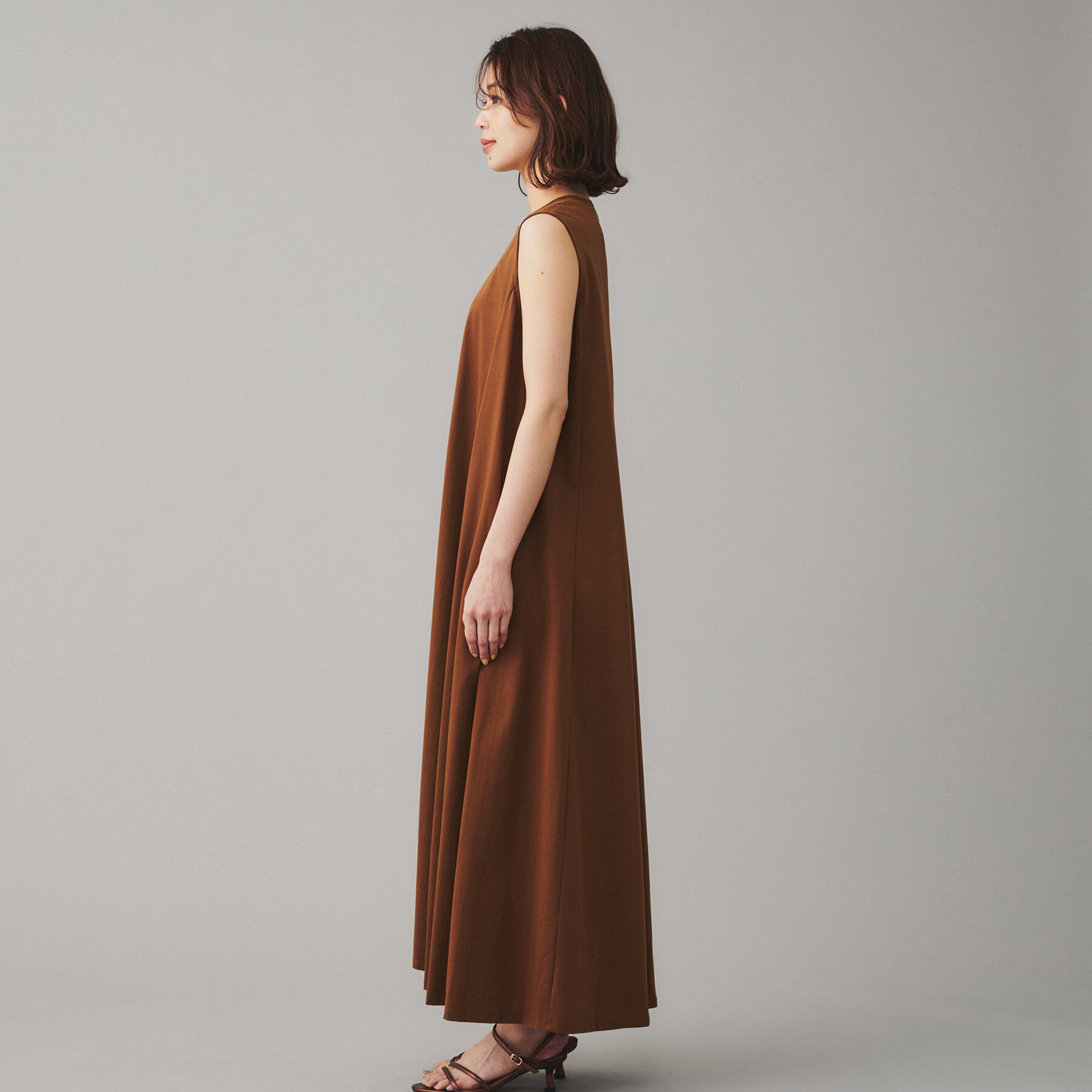 UNTITLED「【Audrey and John Wad】クルーネックノースリーブフレアワンピース」|ワンピース|