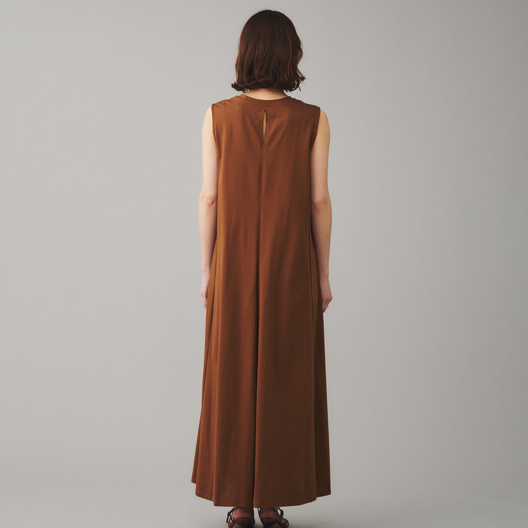 UNTITLED「【Audrey and John Wad】クルーネックノースリーブフレアワンピース」|ワンピース|