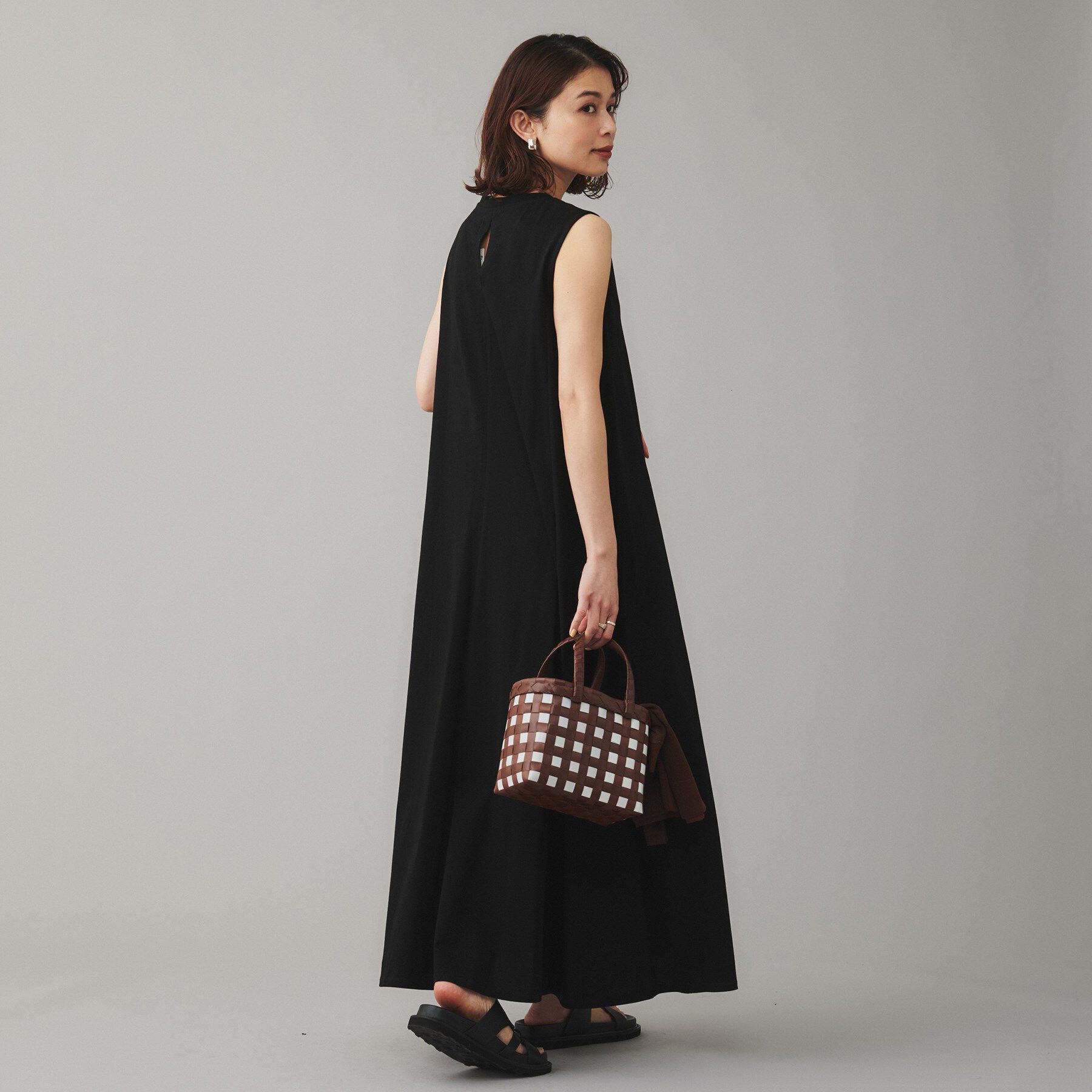 UNTITLED「【Audrey and John Wad】クルーネックノースリーブフレアワンピース」|ワンピース|