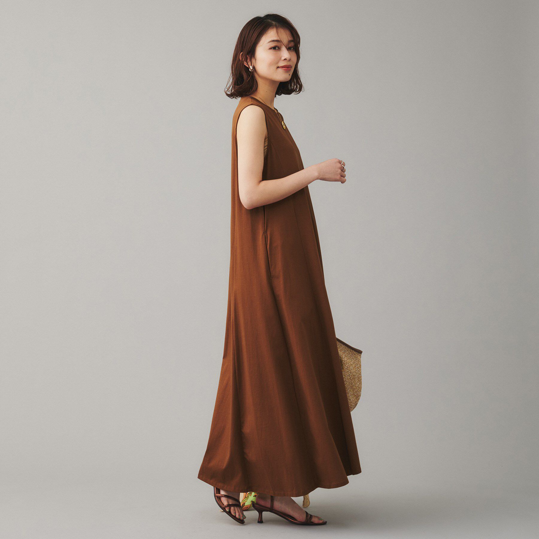 UNTITLED「【Audrey and John Wad】クルーネックノースリーブフレアワンピース」|ワンピース|