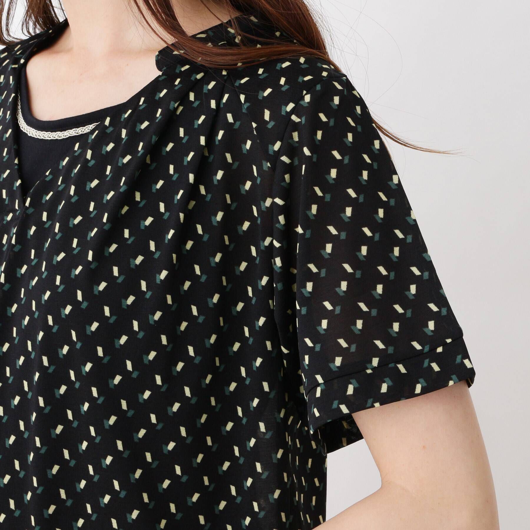 grove「【WEB限定サイズあり】洗えるインナー付き幾何ドット半袖プルオーバー」|シャツ・ブラウス|