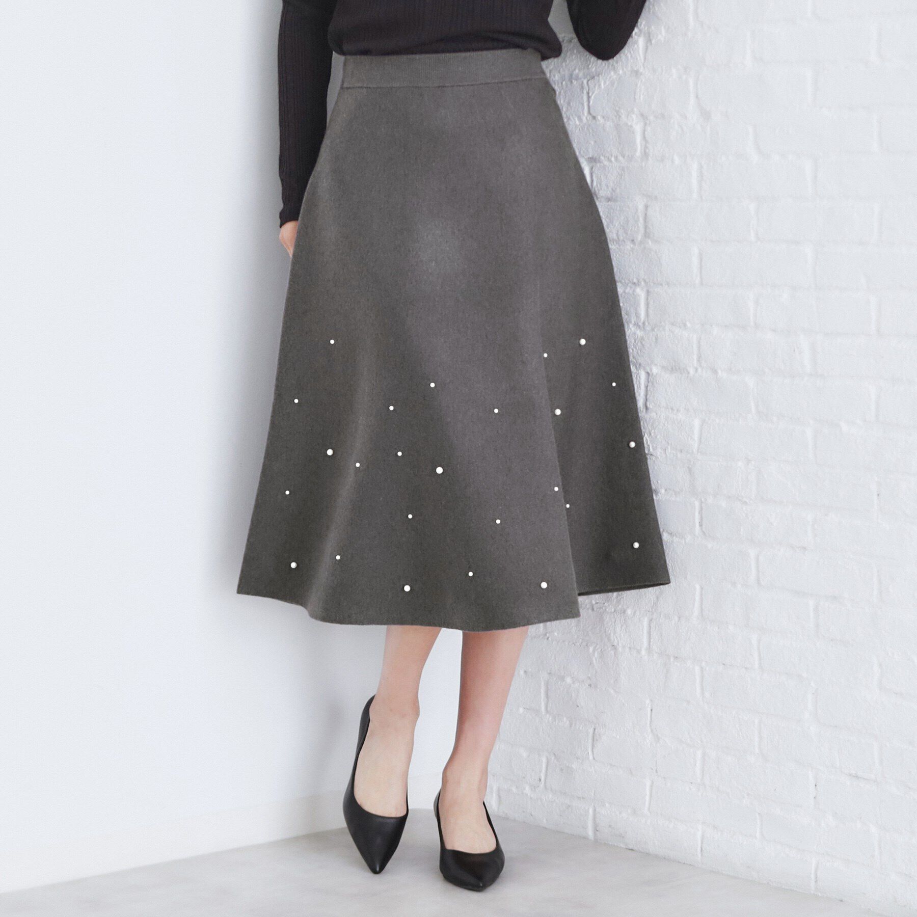 index「《美人百花掲載》パール調フレアニットスカート/セットアップ対応【洗濯機洗い可】」|スカート|チャコールグレー(0