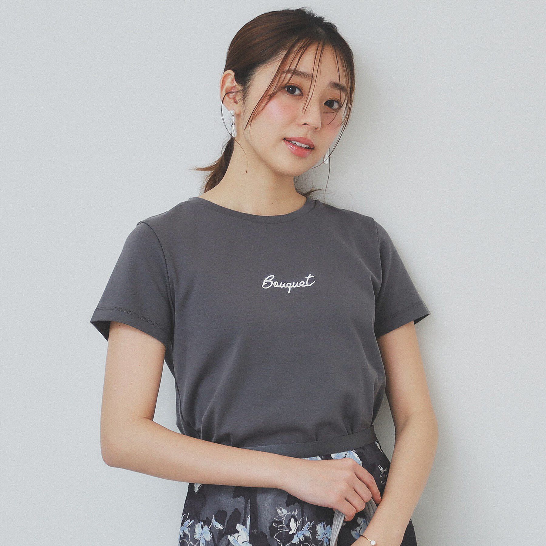 index「ワンポイントロゴ刺繍Tシャツ【UV/接触冷感/洗濯機洗い可】」|Tシャツ・カットソー|チャコールグレー(0