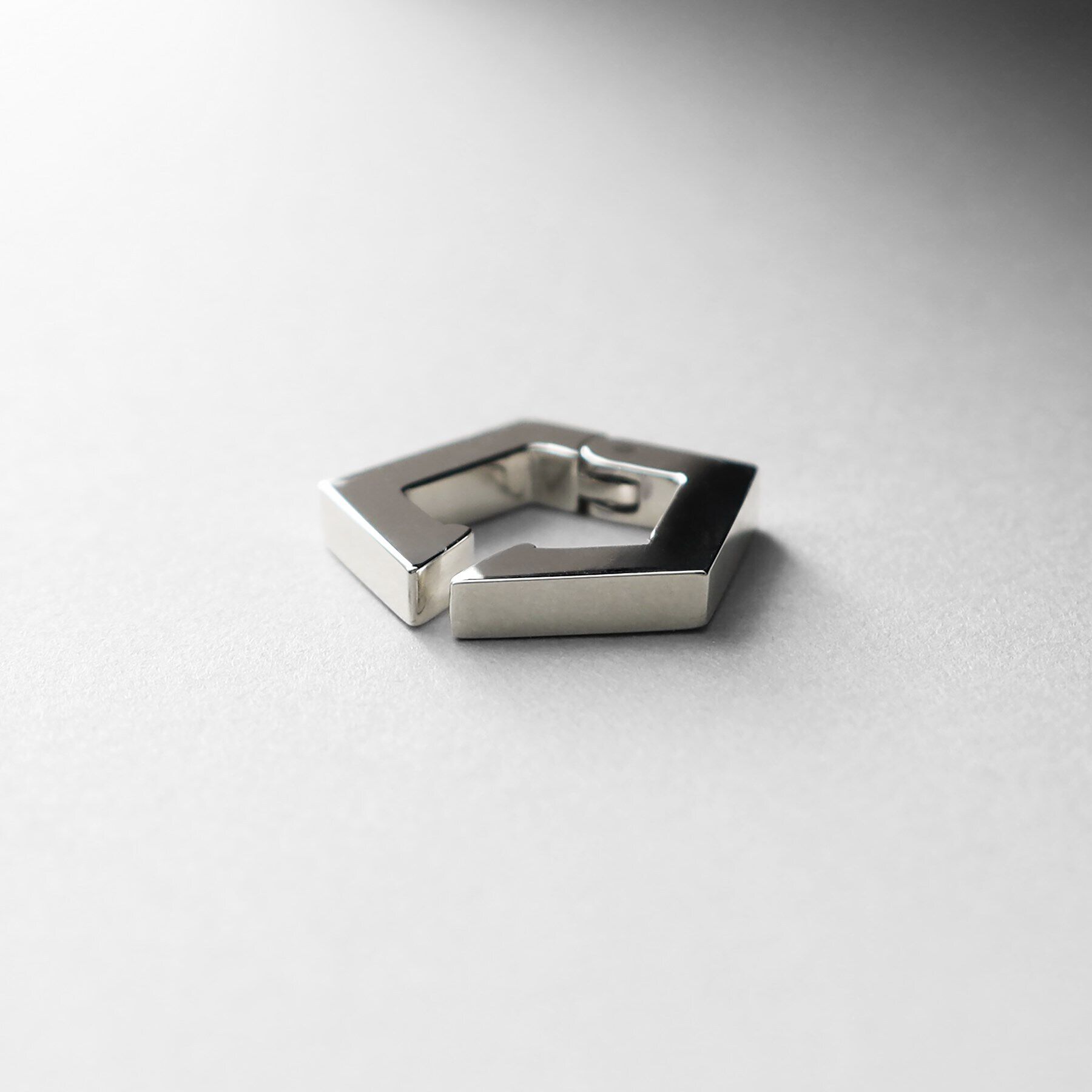 COCOSHNIK ONKITSCH「シルバー ハギーイヤリング ペンタゴン」|イヤリング|