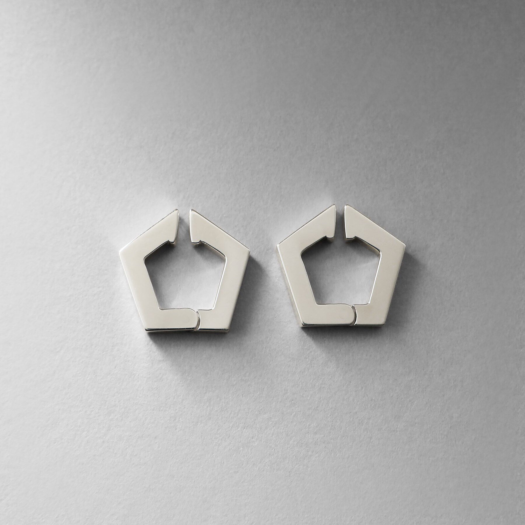 COCOSHNIK ONKITSCH「シルバー ハギーイヤリング ペンタゴン」|イヤリング|