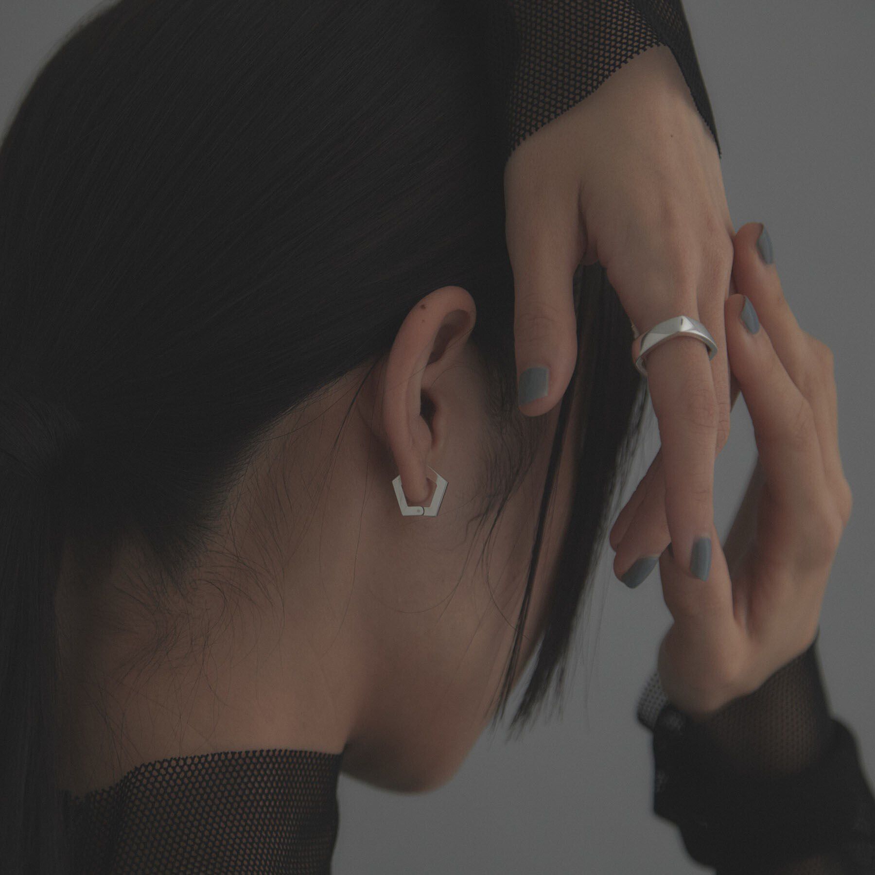 COCOSHNIK ONKITSCH「シルバー ハギーイヤリング ペンタゴン」|イヤリング|