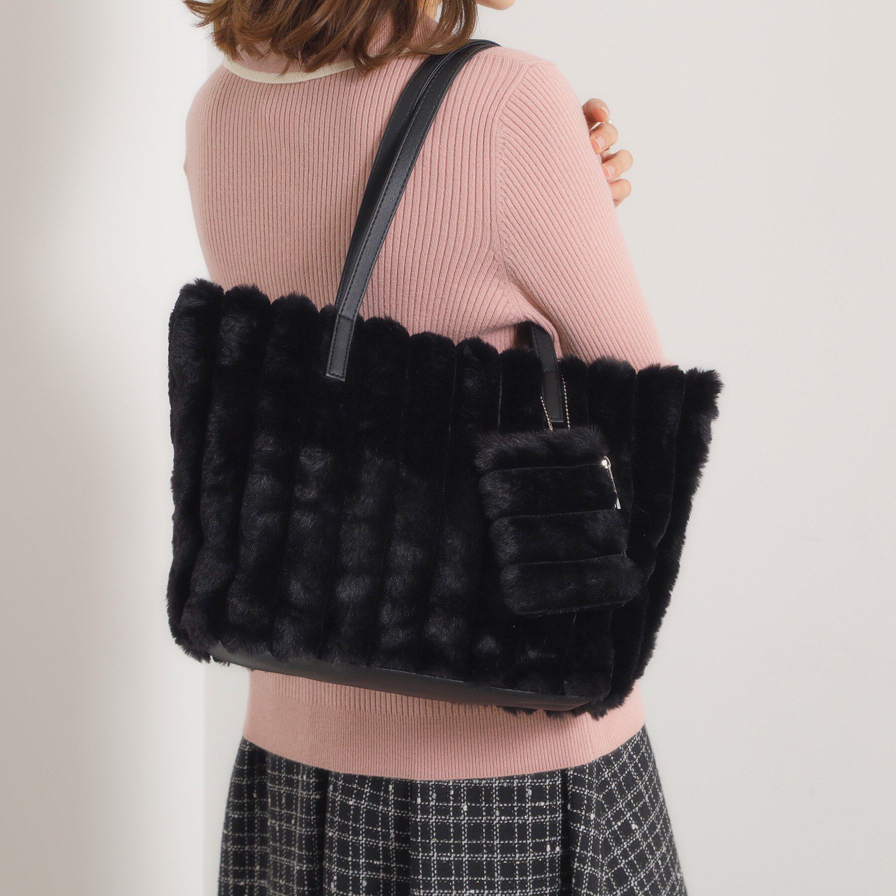 ITS&rsquo;DEMO「ポーチ付フェイクファートート」|トートバッグ|ブラック(019)